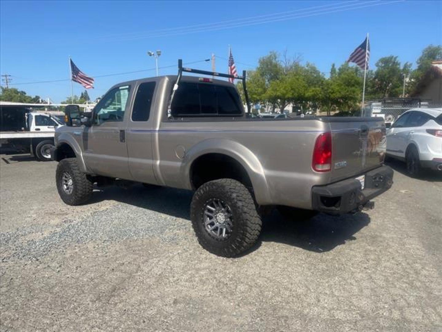 2006 Arizona Beige Clearcoat Metallic Ford F-250 Super Duty XLT (1FTSX21P76E) with an 6.0L Power Stroke 6.0L Diesel Turbo V8 325hp 560ft. lbs. Direct Injection engine, 5-Speed Automatic transmission, located at 800 Riverside Ave, Roseville, CA, 95678, (916) 773-4549, 38.732265, -121.291039 - DIESEL SUPER CAB 4X4 XLT LIFTED LOW MILES SERVICE RECORDS WINCH - Photo#2