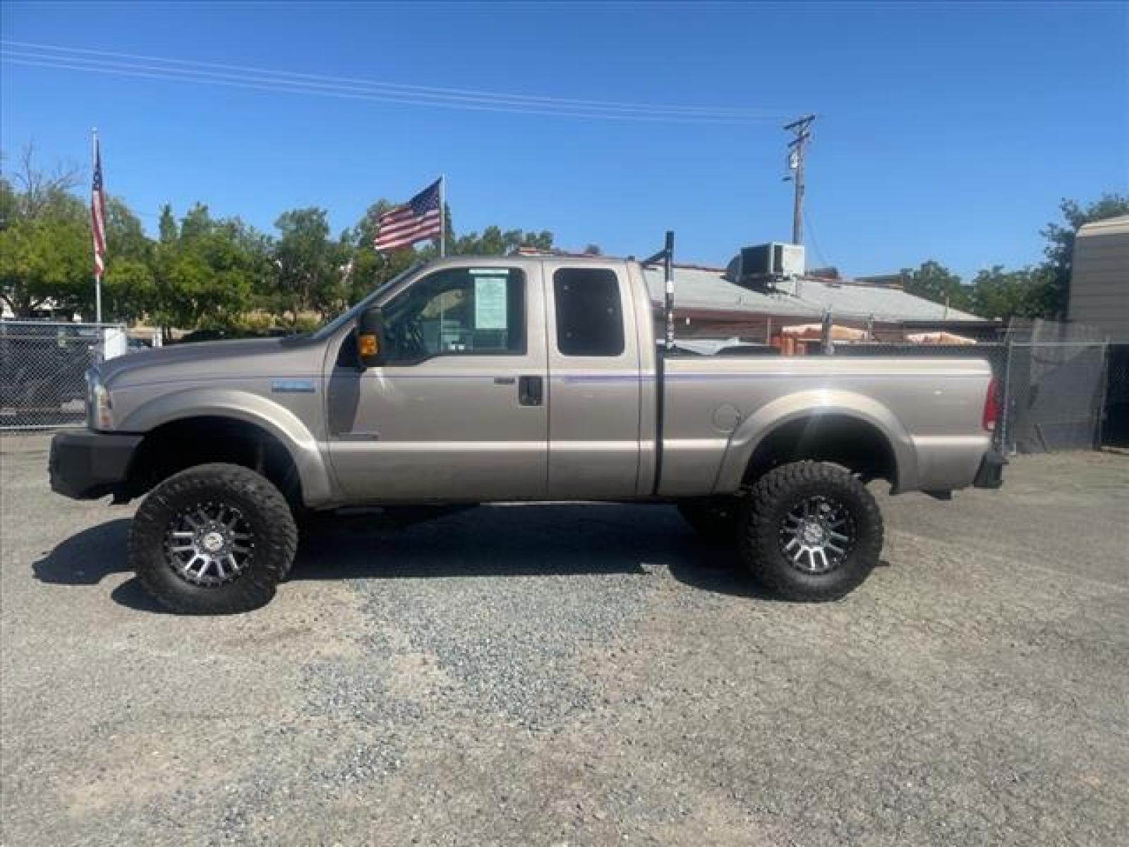 2006 Arizona Beige Clearcoat Metallic Ford F-250 Super Duty XLT (1FTSX21P76E) with an 6.0L Power Stroke 6.0L Diesel Turbo V8 325hp 560ft. lbs. Direct Injection engine, 5-Speed Automatic transmission, located at 800 Riverside Ave, Roseville, CA, 95678, (916) 773-4549, 38.732265, -121.291039 - DIESEL SUPER CAB 4X4 XLT LIFTED LOW MILES SERVICE RECORDS WINCH - Photo #4
