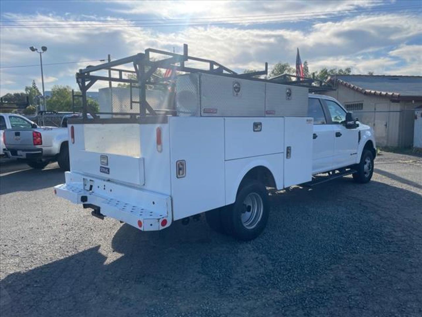 2019 White Ford F-350 Super Duty XL (1FD8W3HT2KE) with an 6.7L Power Stroke 6.7L Biodiesel Turbo V8 330hp 750ft. lbs. Common Rail Direct Injection engine, 6-Speed Shiftable Automatic transmission, located at 800 Riverside Ave, Roseville, CA, 95678, (916) 773-4549, 38.732265, -121.291039 - DIESEL CREW CAB DUALLY 4X4 UTILITY BED SERVICE RECORDS ON CLEAN CARFAX - Photo#4