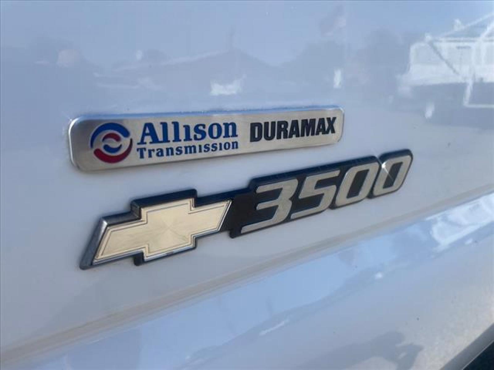 2007 Summit White Chevrolet Silverado 3500 Classic Work Truck (1GBJC34D17E) with an V-8 Other engine, Allison 1000 6-Speed Shiftable Automatic transmission, located at 800 Riverside Ave, Roseville, CA, 95678, (916) 773-4549, 38.732265, -121.291039 - DURAMAX DIESEL HYDRAULIC DUMP BED DUAL FUEL TANKS LOW MILES ALLISON TRANSMISSION SERVICE RECORDS ON CLEAN CARFAX - Photo #2