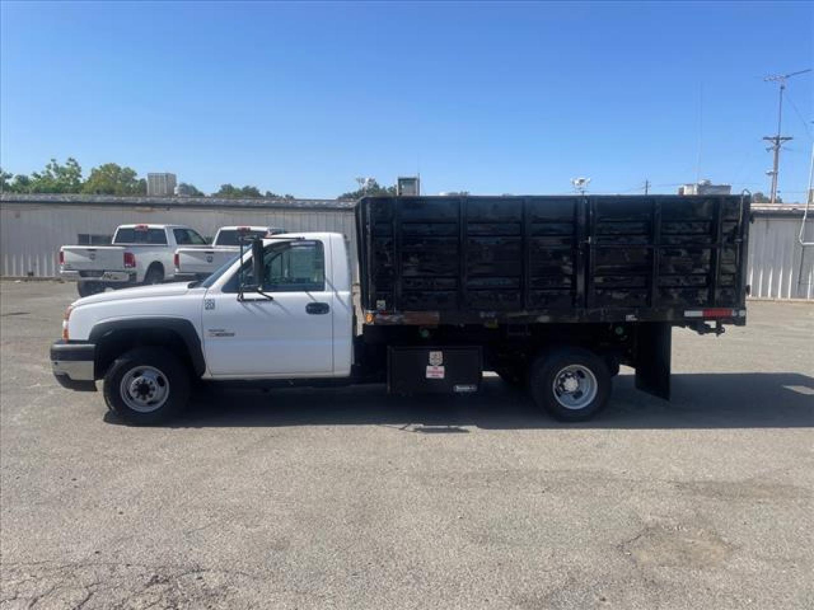2007 Summit White Chevrolet Silverado 3500 Classic Work Truck (1GBJC34D17E) with an V-8 Other engine, Allison 1000 6-Speed Shiftable Automatic transmission, located at 800 Riverside Ave, Roseville, CA, 95678, (916) 773-4549, 38.732265, -121.291039 - DURAMAX DIESEL HYDRAULIC DUMP BED DUAL FUEL TANKS LOW MILES ALLISON TRANSMISSION SERVICE RECORDS ON CLEAN CARFAX - Photo #5
