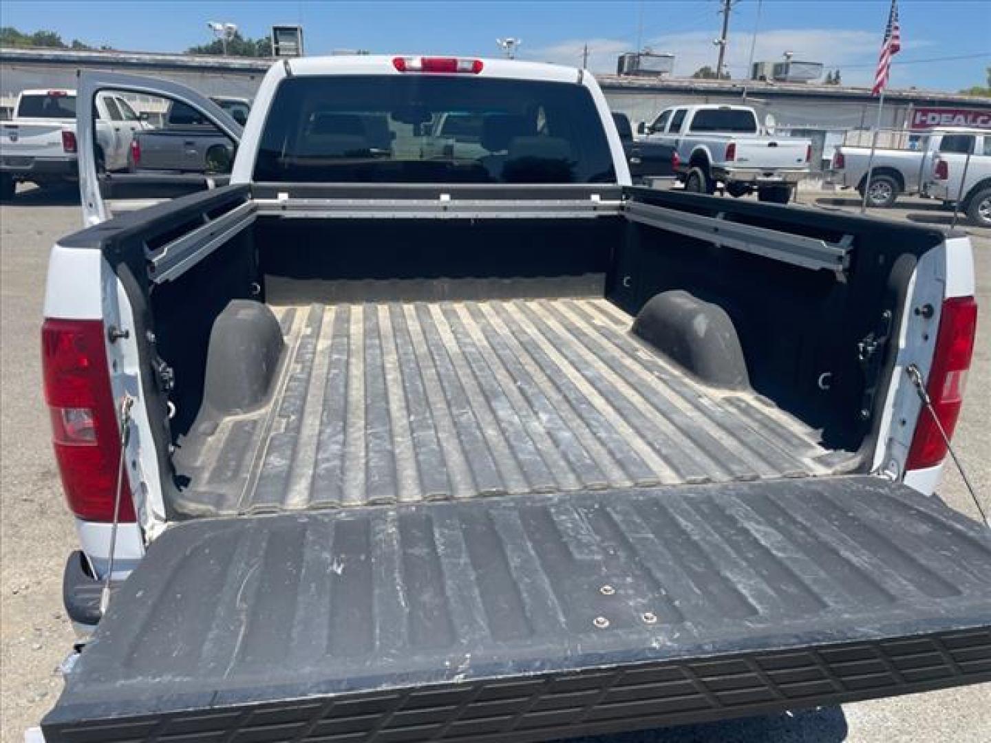 2007 White Chevrolet Silverado 1500 LT1 (1GCEK19057Z) with an 5.3L Vortec 5.3L Flex Fuel V8 315hp 338ft. lbs. Fuel Injected engine, 4-Speed Automatic transmission, located at 800 Riverside Ave, Roseville, CA, 95678, (916) 773-4549, 38.732265, -121.291039 - Photo#9