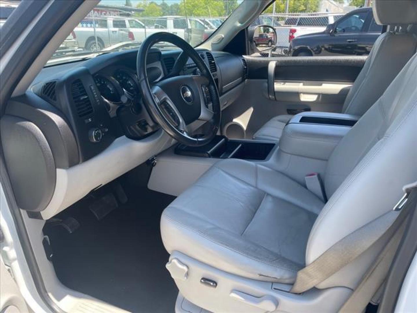 2007 White Chevrolet Silverado 1500 LT1 (1GCEK19057Z) with an 5.3L Vortec 5.3L Flex Fuel V8 315hp 338ft. lbs. Fuel Injected engine, 4-Speed Automatic transmission, located at 800 Riverside Ave, Roseville, CA, 95678, (916) 773-4549, 38.732265, -121.291039 - Photo#11