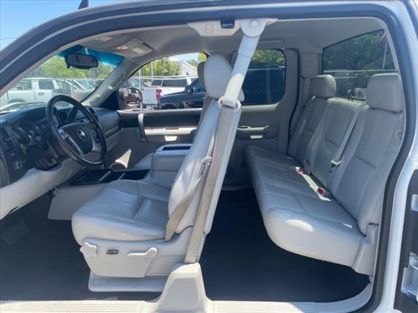 2007 White Chevrolet Silverado 1500 LT1 (1GCEK19057Z) with an 5.3L Vortec 5.3L Flex Fuel V8 315hp 338ft. lbs. Fuel Injected engine, 4-Speed Automatic transmission, located at 800 Riverside Ave, Roseville, CA, 95678, (916) 773-4549, 38.732265, -121.291039 - Photo#12