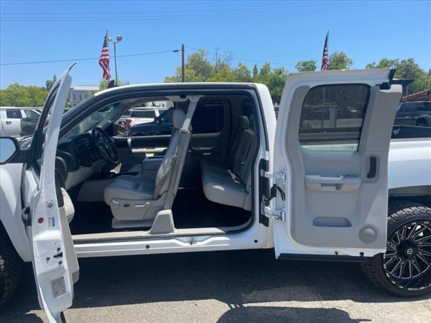 2007 White Chevrolet Silverado 1500 LT1 (1GCEK19057Z) with an 5.3L Vortec 5.3L Flex Fuel V8 315hp 338ft. lbs. Fuel Injected engine, 4-Speed Automatic transmission, located at 800 Riverside Ave, Roseville, CA, 95678, (916) 773-4549, 38.732265, -121.291039 - Photo#13