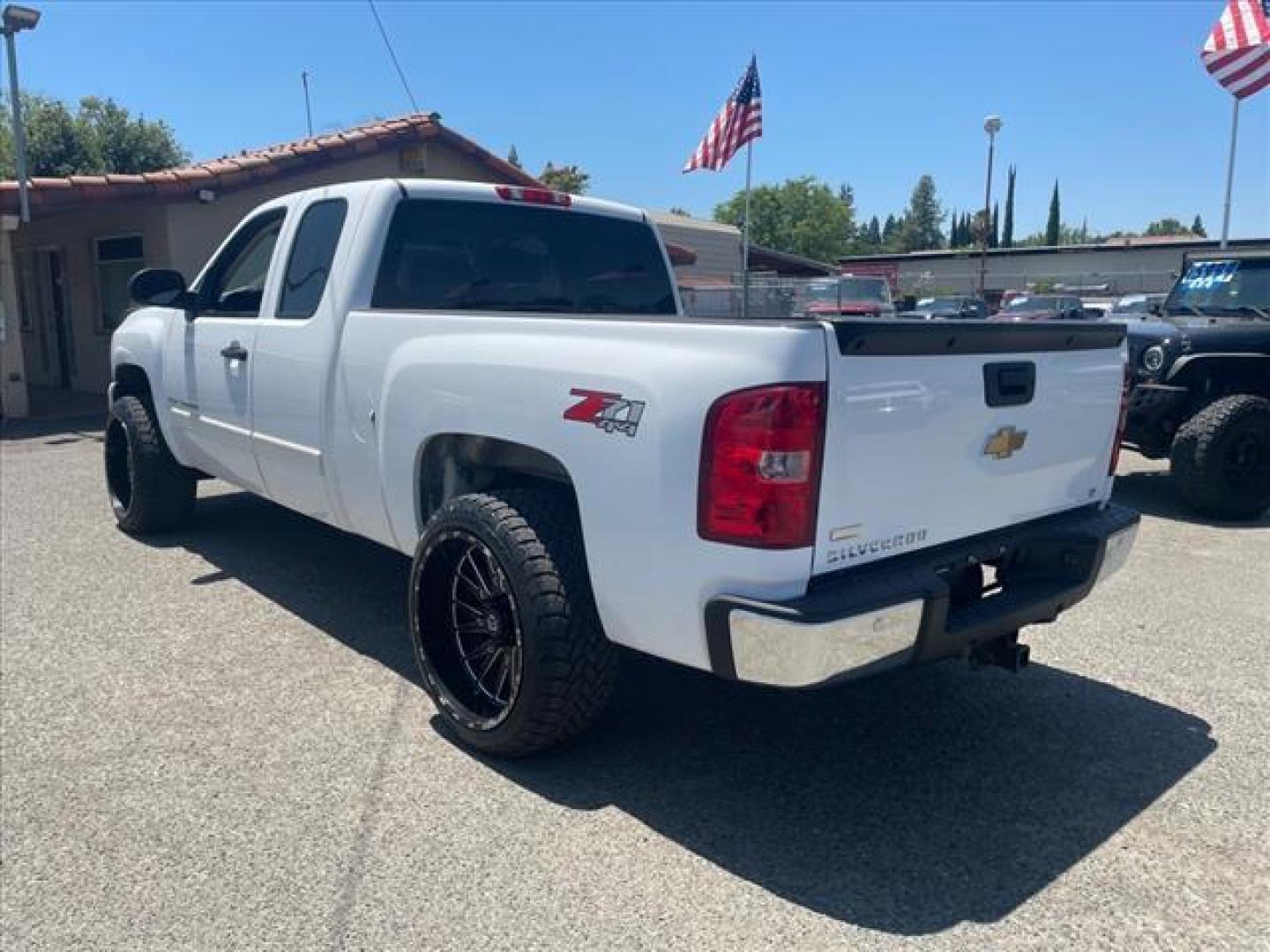 2007 White Chevrolet Silverado 1500 LT1 (1GCEK19057Z) with an 5.3L Vortec 5.3L Flex Fuel V8 315hp 338ft. lbs. Fuel Injected engine, 4-Speed Automatic transmission, located at 800 Riverside Ave, Roseville, CA, 95678, (916) 773-4549, 38.732265, -121.291039 - 4X4 Z71 EXTENDED CAB LT LOW MILES LEATHER - Photo#2