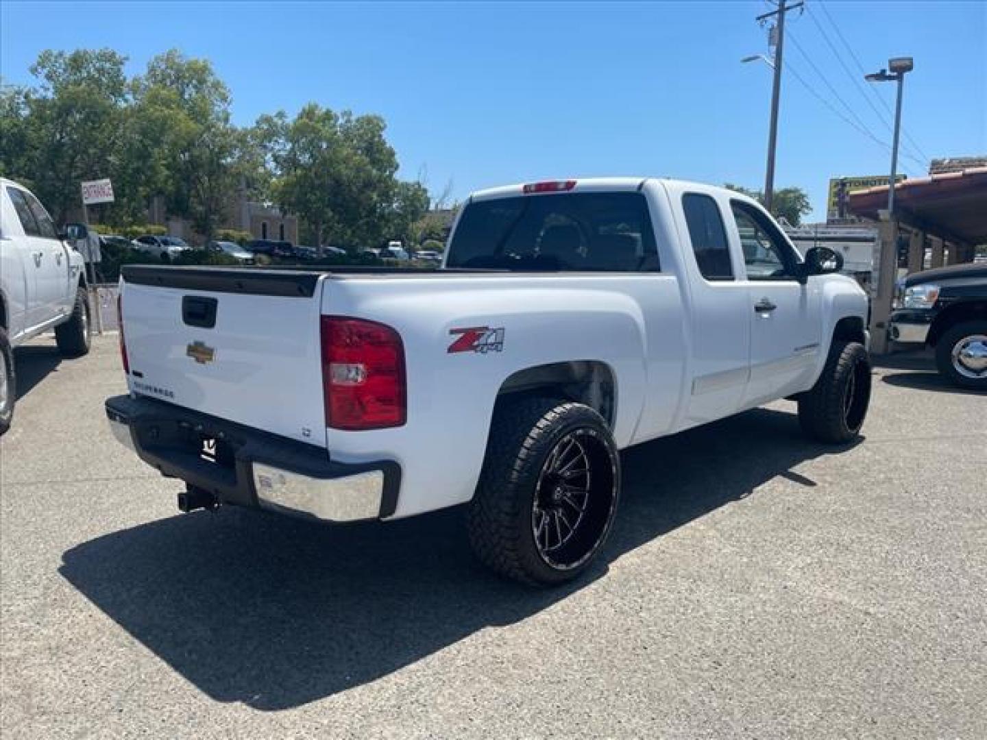 2007 White Chevrolet Silverado 1500 LT1 (1GCEK19057Z) with an 5.3L Vortec 5.3L Flex Fuel V8 315hp 338ft. lbs. Fuel Injected engine, 4-Speed Automatic transmission, located at 800 Riverside Ave, Roseville, CA, 95678, (916) 773-4549, 38.732265, -121.291039 - 4X4 Z71 EXTENDED CAB LT LOW MILES LEATHER - Photo#3