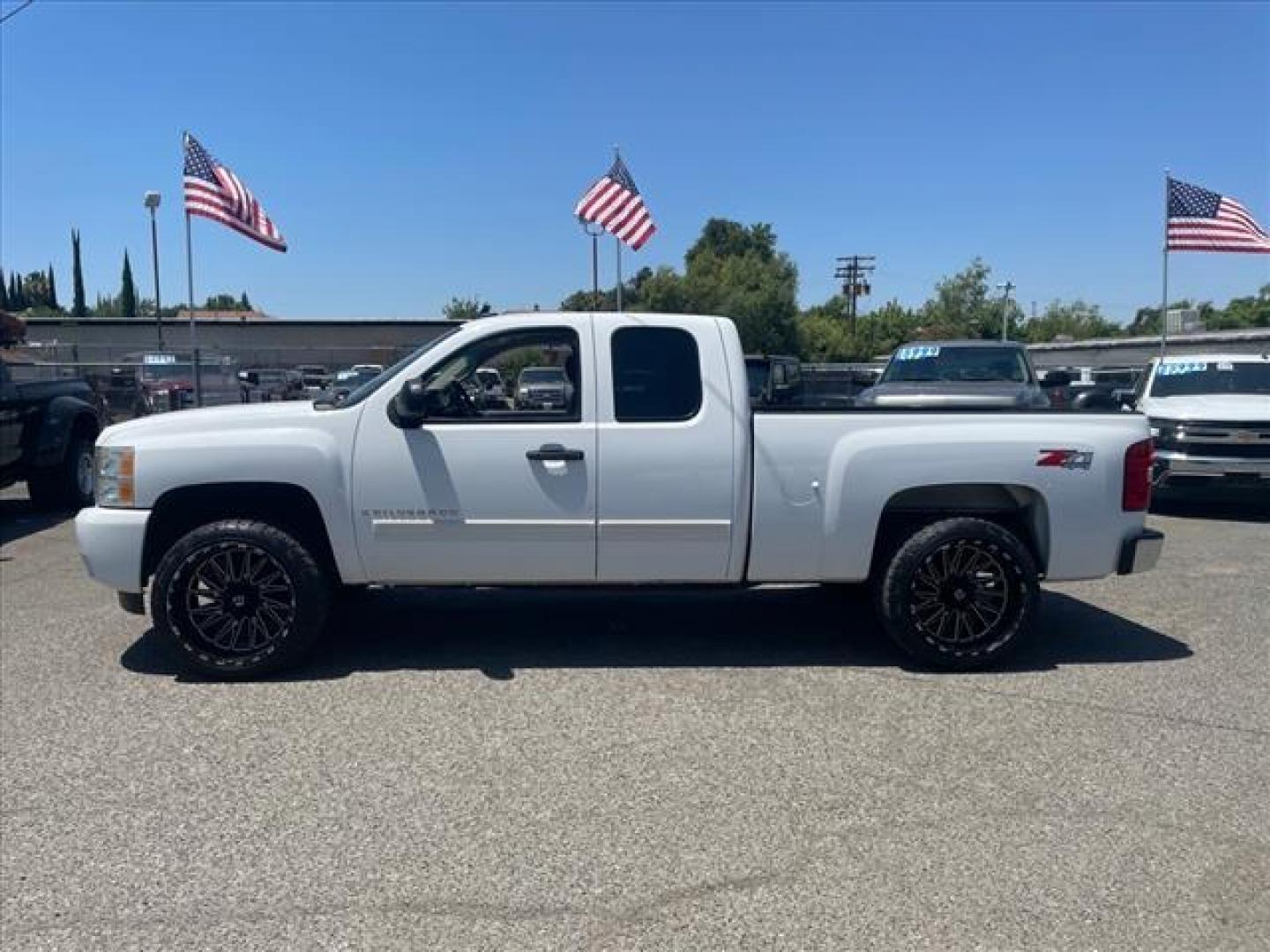 2007 White Chevrolet Silverado 1500 LT1 (1GCEK19057Z) with an 5.3L Vortec 5.3L Flex Fuel V8 315hp 338ft. lbs. Fuel Injected engine, 4-Speed Automatic transmission, located at 800 Riverside Ave, Roseville, CA, 95678, (916) 773-4549, 38.732265, -121.291039 - Photo#4