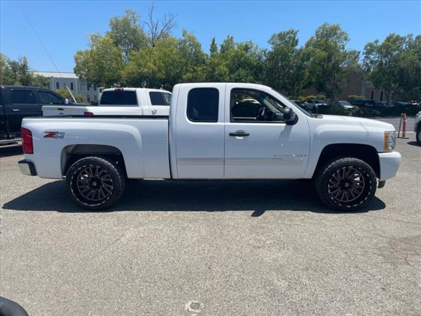 2007 White Chevrolet Silverado 1500 LT1 (1GCEK19057Z) with an 5.3L Vortec 5.3L Flex Fuel V8 315hp 338ft. lbs. Fuel Injected engine, 4-Speed Automatic transmission, located at 800 Riverside Ave, Roseville, CA, 95678, (916) 773-4549, 38.732265, -121.291039 - 4X4 Z71 EXTENDED CAB LT LOW MILES LEATHER - Photo#5