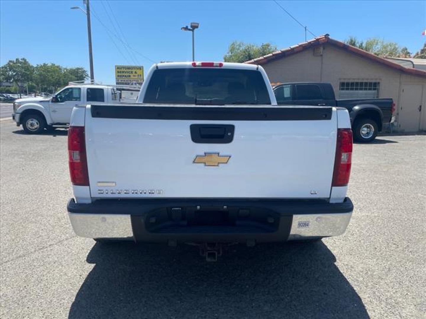 2007 White Chevrolet Silverado 1500 LT1 (1GCEK19057Z) with an 5.3L Vortec 5.3L Flex Fuel V8 315hp 338ft. lbs. Fuel Injected engine, 4-Speed Automatic transmission, located at 800 Riverside Ave, Roseville, CA, 95678, (916) 773-4549, 38.732265, -121.291039 - 4X4 Z71 EXTENDED CAB LT LOW MILES LEATHER - Photo#8