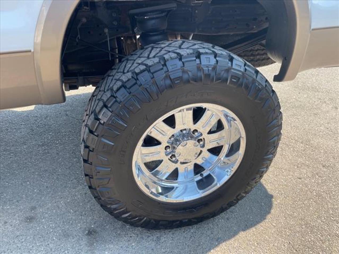 2006 Oxford White Clearcoat/Arizona Beige Ford F-250 Super Duty King Ranch (1FTSW21P96E) with an 0.0 8 Cylinder Direct Injection engine, 5-Speed Automatic transmission, located at 800 Riverside Ave, Roseville, CA, 95678, (916) 773-4549, 38.732265, -121.291039 - Photo#8