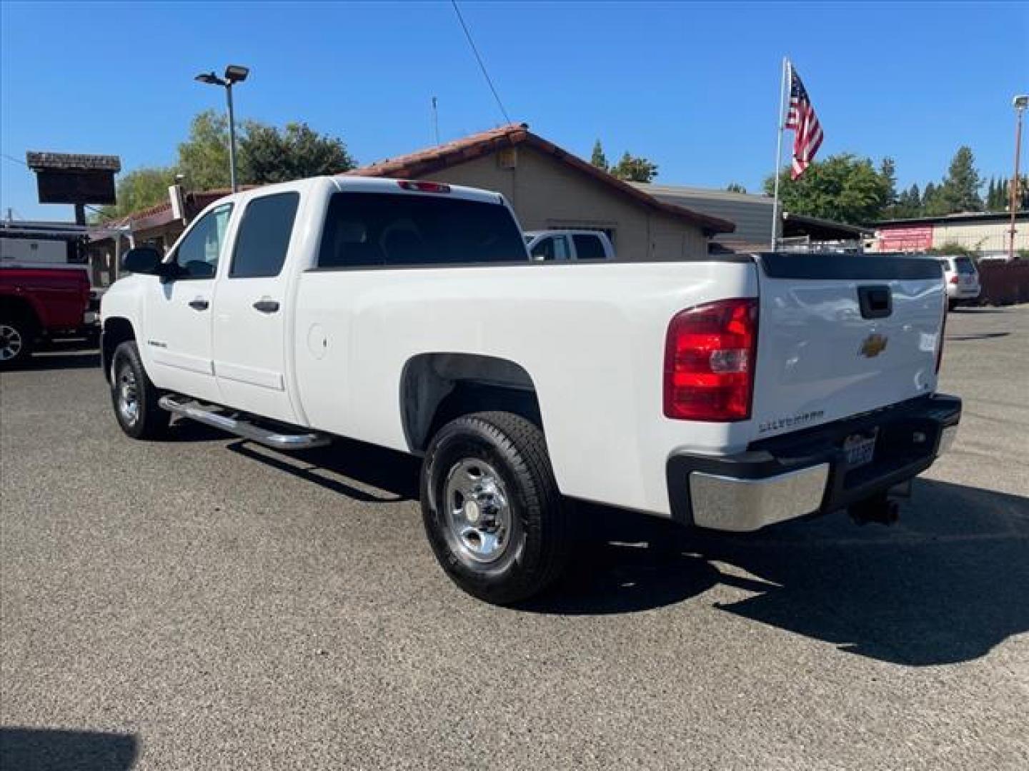 2007 Summit White Chevrolet Silverado 2500HD LT1 (1GCHC23617F) with an 6.6L Duramax 6.6L V8 Turbo 365hp 660ft. lbs. Direct Injection engine, Allison 1000 6-Speed Shiftable Automatic transmission, located at 800 Riverside Ave, Roseville, CA, 95678, (916) 773-4549, 38.732265, -121.291039 - DURAMAX DIESEL CREW CAB LT ALLISON TRANSMISSION SERVICE RECORDS ON CLEAN CARFAX - Photo#3