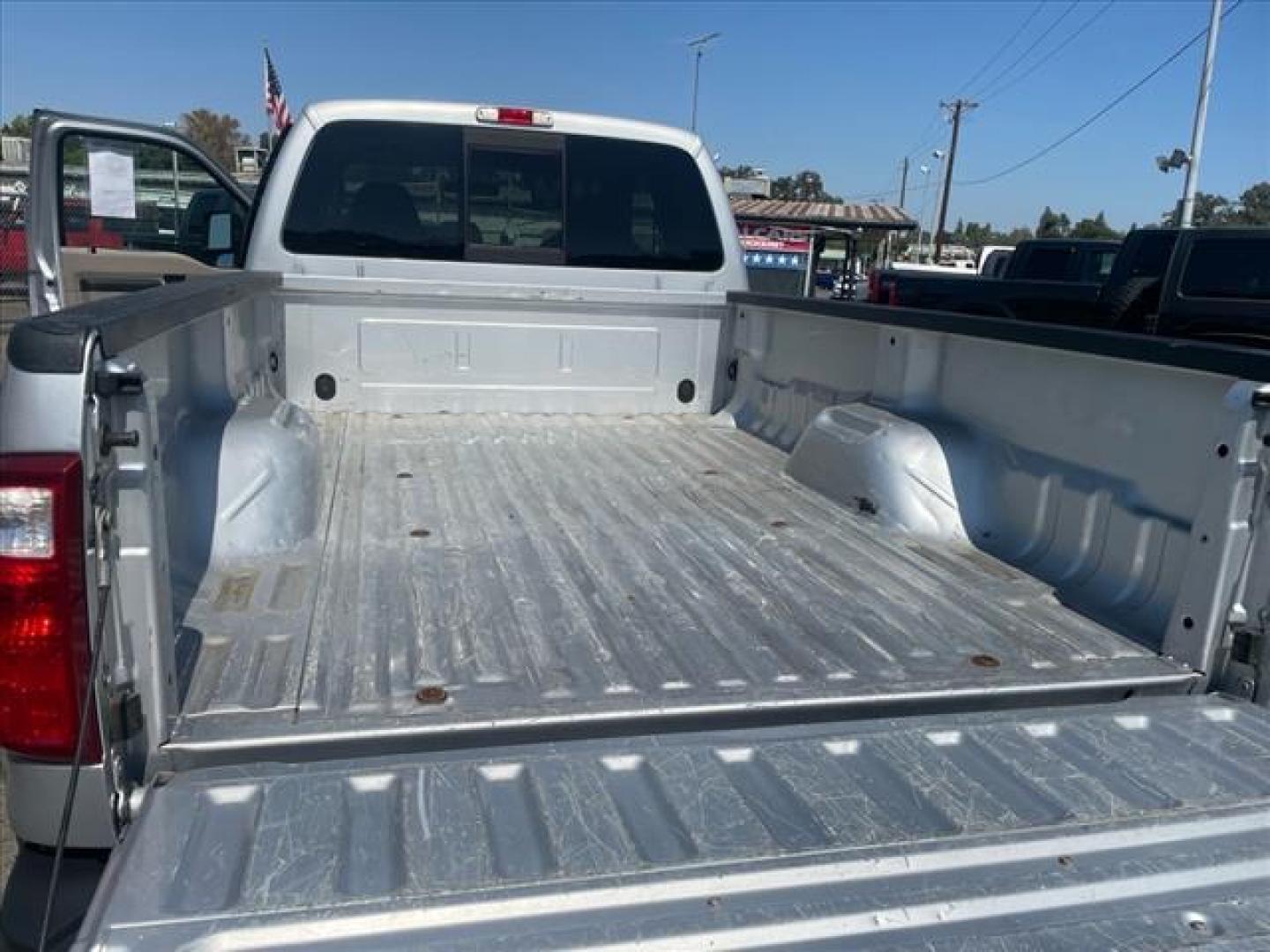 2008 Silver Clearcoat Metallic Ford F-350 Super Duty XLT (1FTWX33Y28E) with an 6.8L Triton 6.8L V10 362hp 457ft. lbs. Sequential Multiport Fuel Injection engine, 5-Speed Automatic transmission, located at 800 Riverside Ave, Roseville, CA, 95678, (916) 773-4549, 38.732265, -121.291039 - 4X4 SUPER CAB DUALLY XLT LOW MILES ONE OWNER CLEAN CARFAX - Photo#9