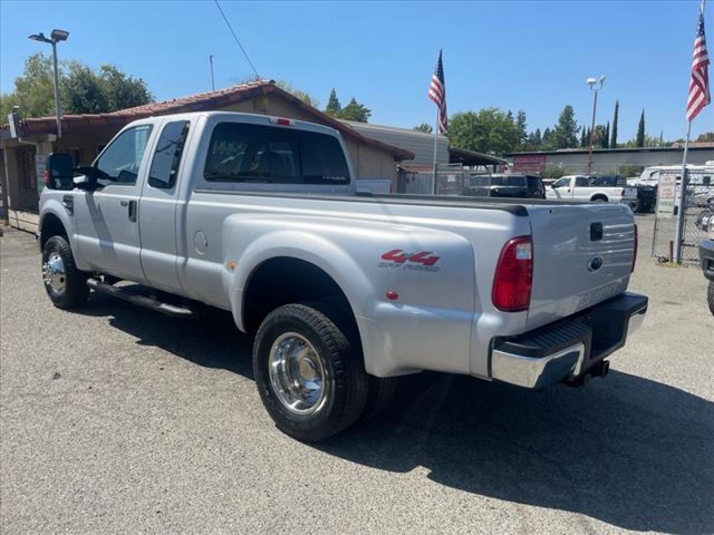 2008 Silver Clearcoat Metallic Ford F-350 Super Duty XLT (1FTWX33Y28E) with an 6.8L Triton 6.8L V10 362hp 457ft. lbs. Sequential Multiport Fuel Injection engine, 5-Speed Automatic transmission, located at 800 Riverside Ave, Roseville, CA, 95678, (916) 773-4549, 38.732265, -121.291039 - 4X4 SUPER CAB DUALLY XLT LOW MILES ONE OWNER CLEAN CARFAX - Photo#3