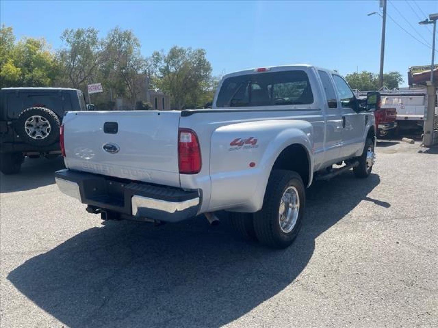 2008 Silver Clearcoat Metallic Ford F-350 Super Duty XLT (1FTWX33Y28E) with an 6.8L Triton 6.8L V10 362hp 457ft. lbs. Sequential Multiport Fuel Injection engine, 5-Speed Automatic transmission, located at 800 Riverside Ave, Roseville, CA, 95678, (916) 773-4549, 38.732265, -121.291039 - 4X4 SUPER CAB DUALLY XLT LOW MILES ONE OWNER CLEAN CARFAX - Photo#4