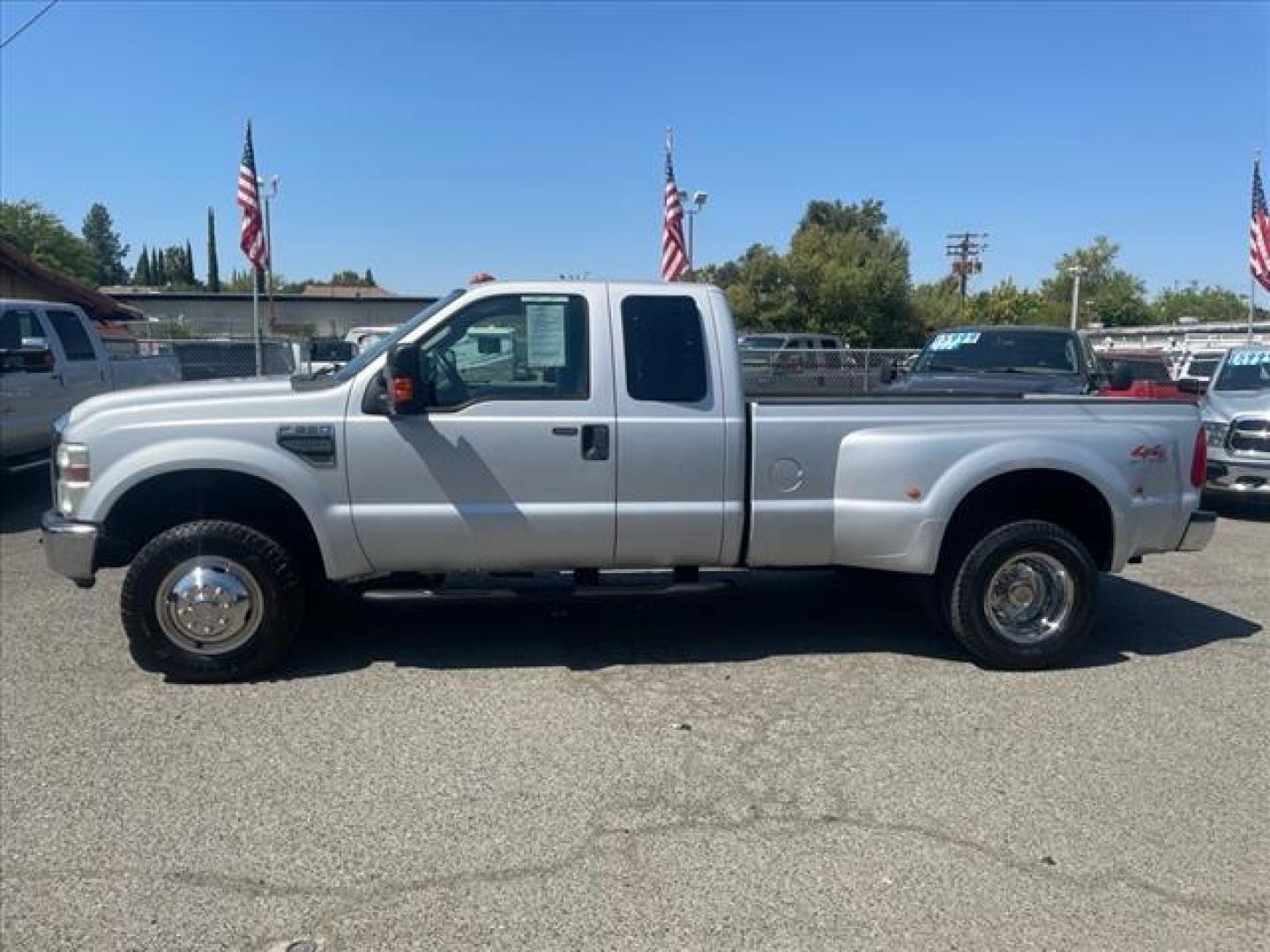 2008 Silver Clearcoat Metallic Ford F-350 Super Duty XLT (1FTWX33Y28E) with an 6.8L Triton 6.8L V10 362hp 457ft. lbs. Sequential Multiport Fuel Injection engine, 5-Speed Automatic transmission, located at 800 Riverside Ave, Roseville, CA, 95678, (916) 773-4549, 38.732265, -121.291039 - 4X4 SUPER CAB DUALLY XLT LOW MILES ONE OWNER CLEAN CARFAX - Photo#5