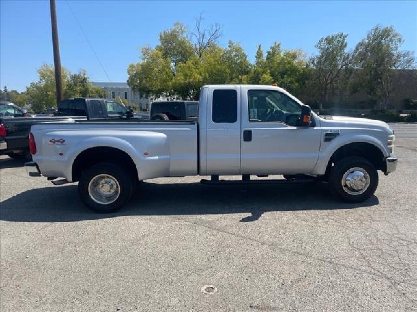 2008 Silver Clearcoat Metallic Ford F-350 Super Duty XLT (1FTWX33Y28E) with an 6.8L Triton 6.8L V10 362hp 457ft. lbs. Sequential Multiport Fuel Injection engine, 5-Speed Automatic transmission, located at 800 Riverside Ave, Roseville, CA, 95678, (916) 773-4549, 38.732265, -121.291039 - 4X4 SUPER CAB DUALLY XLT LOW MILES ONE OWNER CLEAN CARFAX - Photo#6