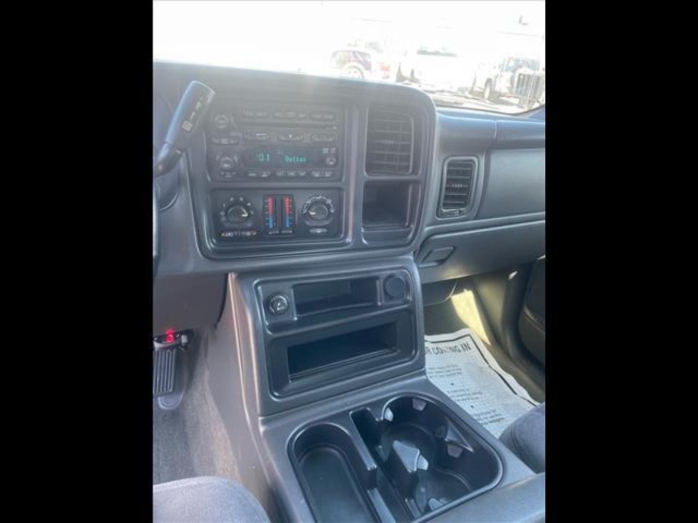 2005 Summit White GMC Sierra 2500HD SLE (1GTHK23285F) with an 6.6L Duramax 6.6L Diesel Turbo V8 300hp 520ft. lbs. Direct Injection engine, 5-Speed Automatic transmission, located at 800 Riverside Ave, Roseville, CA, 95678, (916) 773-4549, 38.732265, -121.291039 - DURAMAX DIESEL CREW CAB 4X4 SLE SERVICE RECORDS ON CLEAN CARFAX - Photo#12