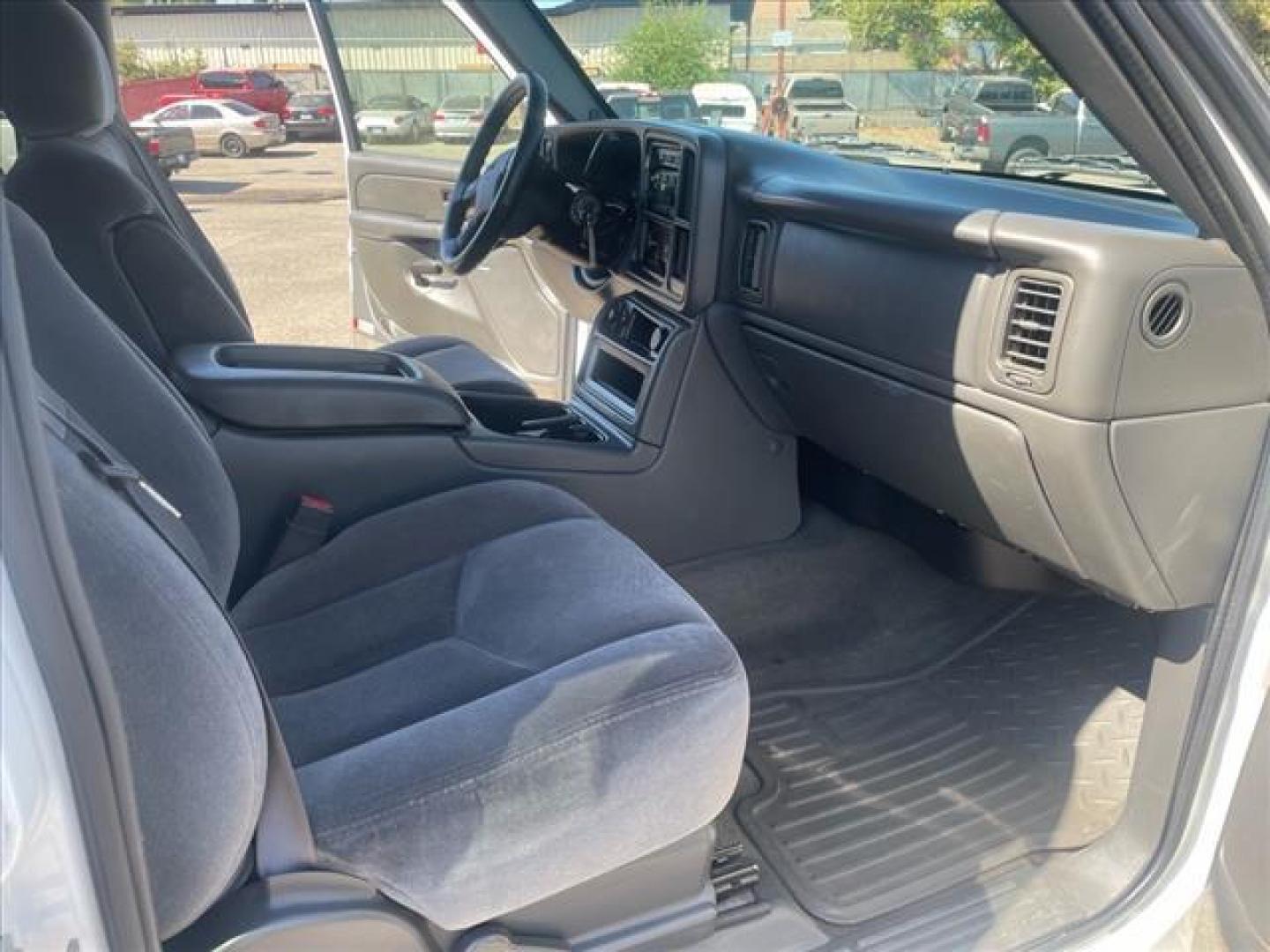 2005 Summit White GMC Sierra 2500HD SLE (1GTHK23285F) with an 6.6L Duramax 6.6L Diesel Turbo V8 300hp 520ft. lbs. Direct Injection engine, 5-Speed Automatic transmission, located at 800 Riverside Ave, Roseville, CA, 95678, (916) 773-4549, 38.732265, -121.291039 - DURAMAX DIESEL CREW CAB 4X4 SLE SERVICE RECORDS ON CLEAN CARFAX - Photo#15