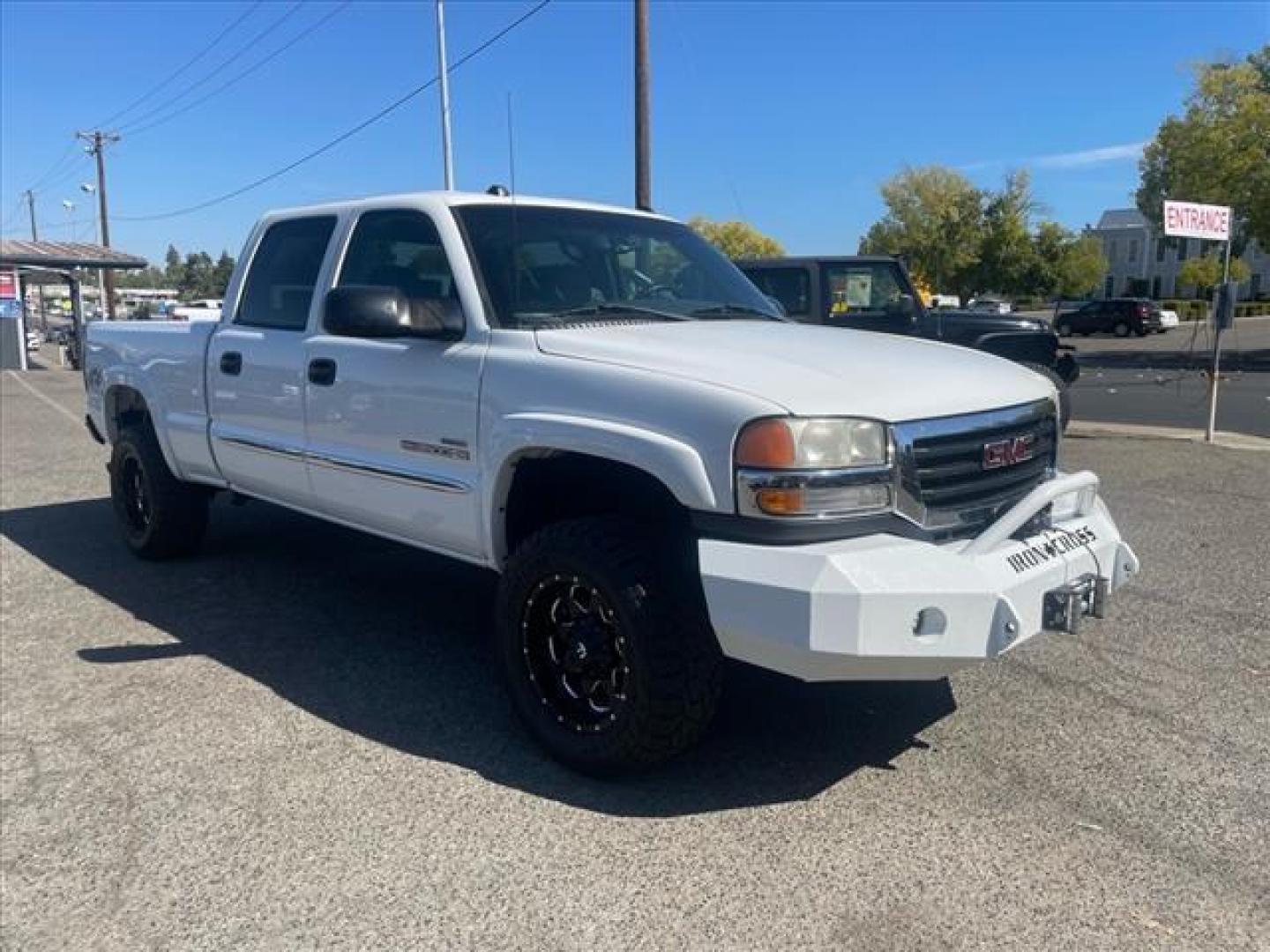 2005 Summit White GMC Sierra 2500HD SLE (1GTHK23285F) with an 6.6L Duramax 6.6L Diesel Turbo V8 300hp 520ft. lbs. Direct Injection engine, 5-Speed Automatic transmission, located at 800 Riverside Ave, Roseville, CA, 95678, (916) 773-4549, 38.732265, -121.291039 - DURAMAX DIESEL CREW CAB 4X4 SLE SERVICE RECORDS ON CLEAN CARFAX - Photo#2