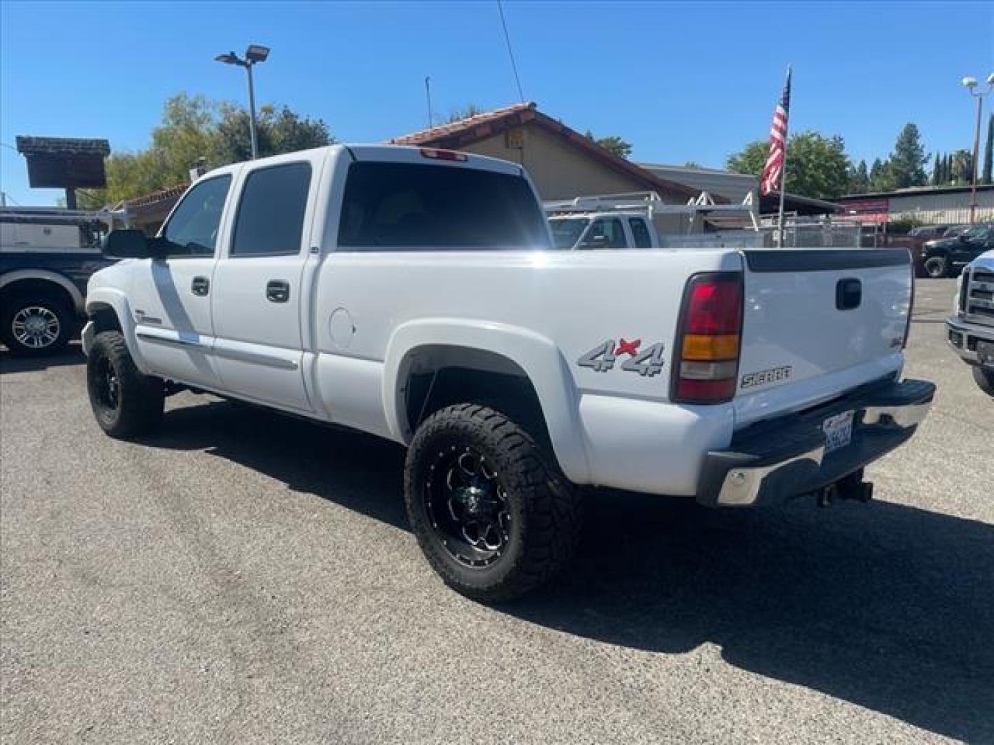 2005 Summit White GMC Sierra 2500HD SLE (1GTHK23285F) with an 6.6L Duramax 6.6L Diesel Turbo V8 300hp 520ft. lbs. Direct Injection engine, 5-Speed Automatic transmission, located at 800 Riverside Ave, Roseville, CA, 95678, (916) 773-4549, 38.732265, -121.291039 - DURAMAX DIESEL CREW CAB 4X4 SLE SERVICE RECORDS ON CLEAN CARFAX - Photo#4