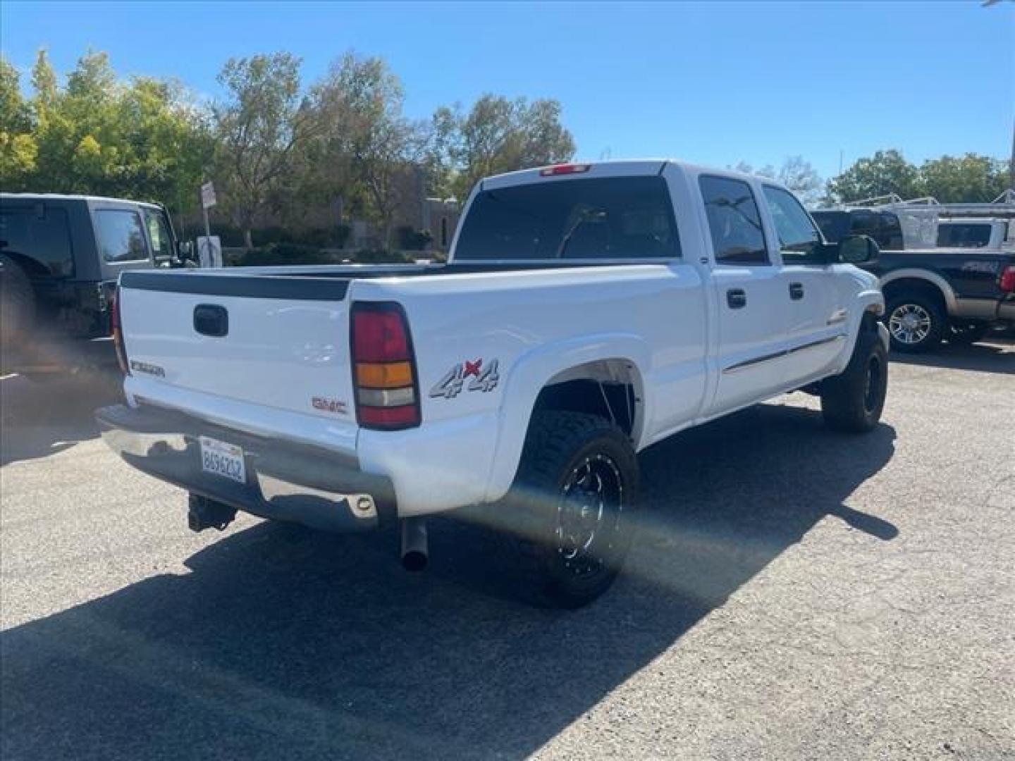 2005 Summit White GMC Sierra 2500HD SLE (1GTHK23285F) with an 6.6L Duramax 6.6L Diesel Turbo V8 300hp 520ft. lbs. Direct Injection engine, 5-Speed Automatic transmission, located at 800 Riverside Ave, Roseville, CA, 95678, (916) 773-4549, 38.732265, -121.291039 - DURAMAX DIESEL CREW CAB 4X4 SLE SERVICE RECORDS ON CLEAN CARFAX - Photo#5