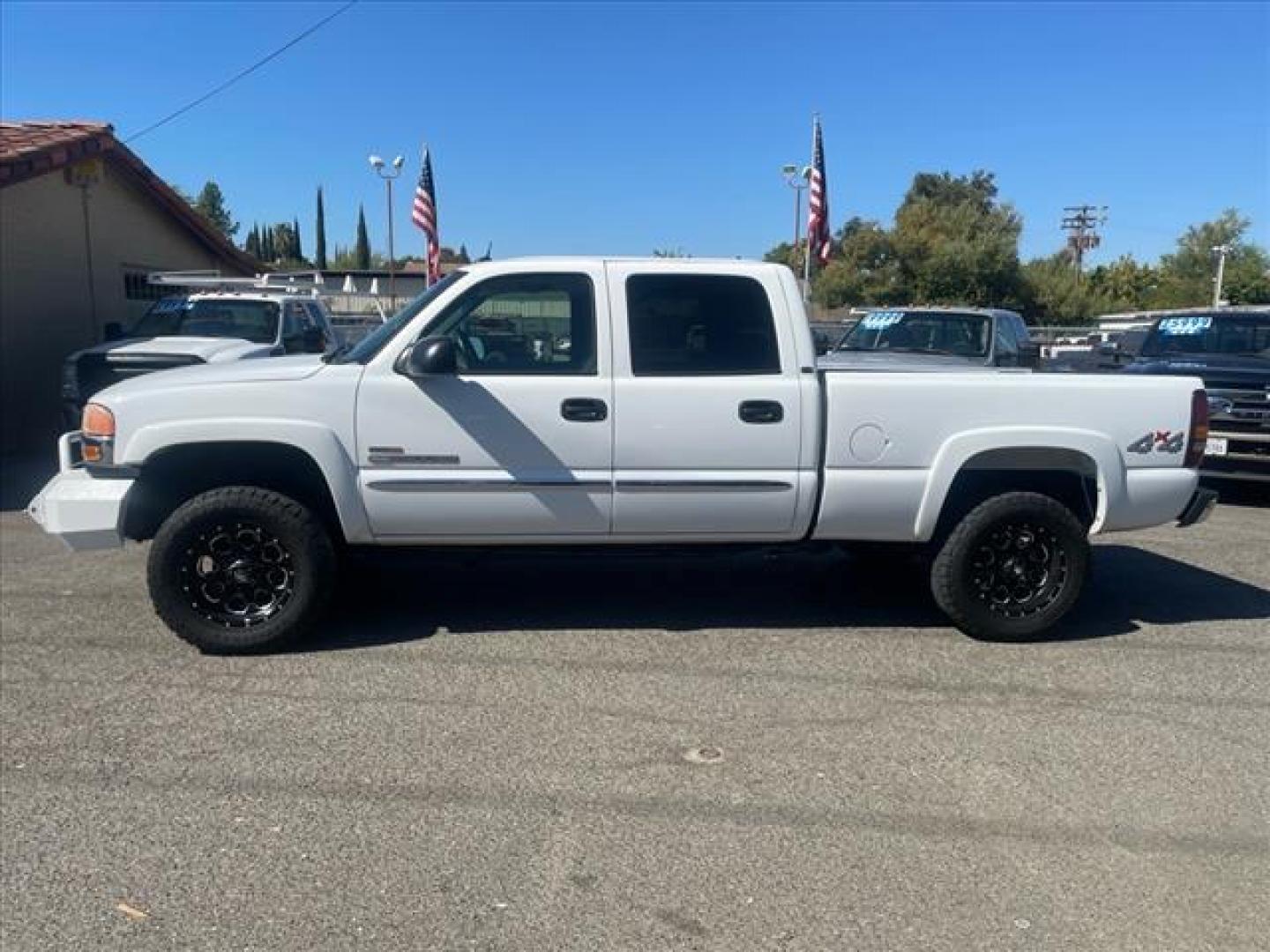 2005 Summit White GMC Sierra 2500HD SLE (1GTHK23285F) with an 6.6L Duramax 6.6L Diesel Turbo V8 300hp 520ft. lbs. Direct Injection engine, 5-Speed Automatic transmission, located at 800 Riverside Ave, Roseville, CA, 95678, (916) 773-4549, 38.732265, -121.291039 - DURAMAX DIESEL CREW CAB 4X4 SLE SERVICE RECORDS ON CLEAN CARFAX - Photo#6