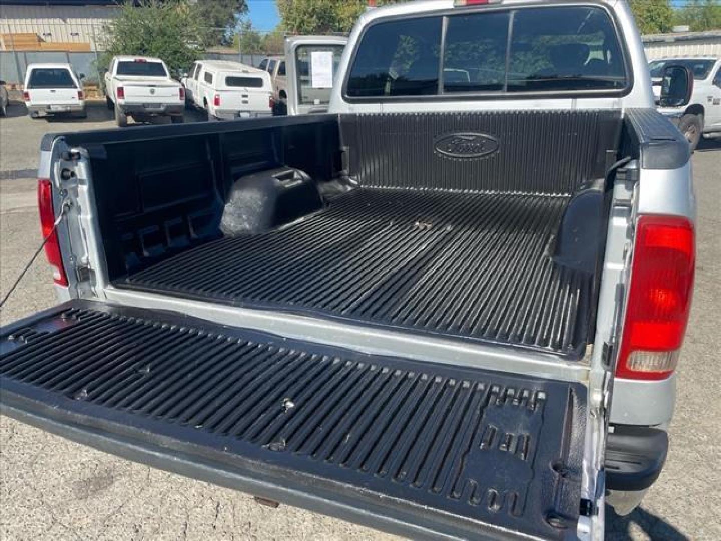 2006 Silver Clearcoat Metallic Ford F-250 Super Duty XLT (1FTSX21P96E) with an 6.0L Power Stroke 6.0L Diesel Turbo V8 325hp 560ft. lbs. Direct Injection engine, 5-Speed Automatic transmission, located at 800 Riverside Ave, Roseville, CA, 95678, (916) 773-4549, 38.732265, -121.291039 - DIESEL SUPER CAB 4X4 FX4 XLT CLEAN CARFAX - Photo#9