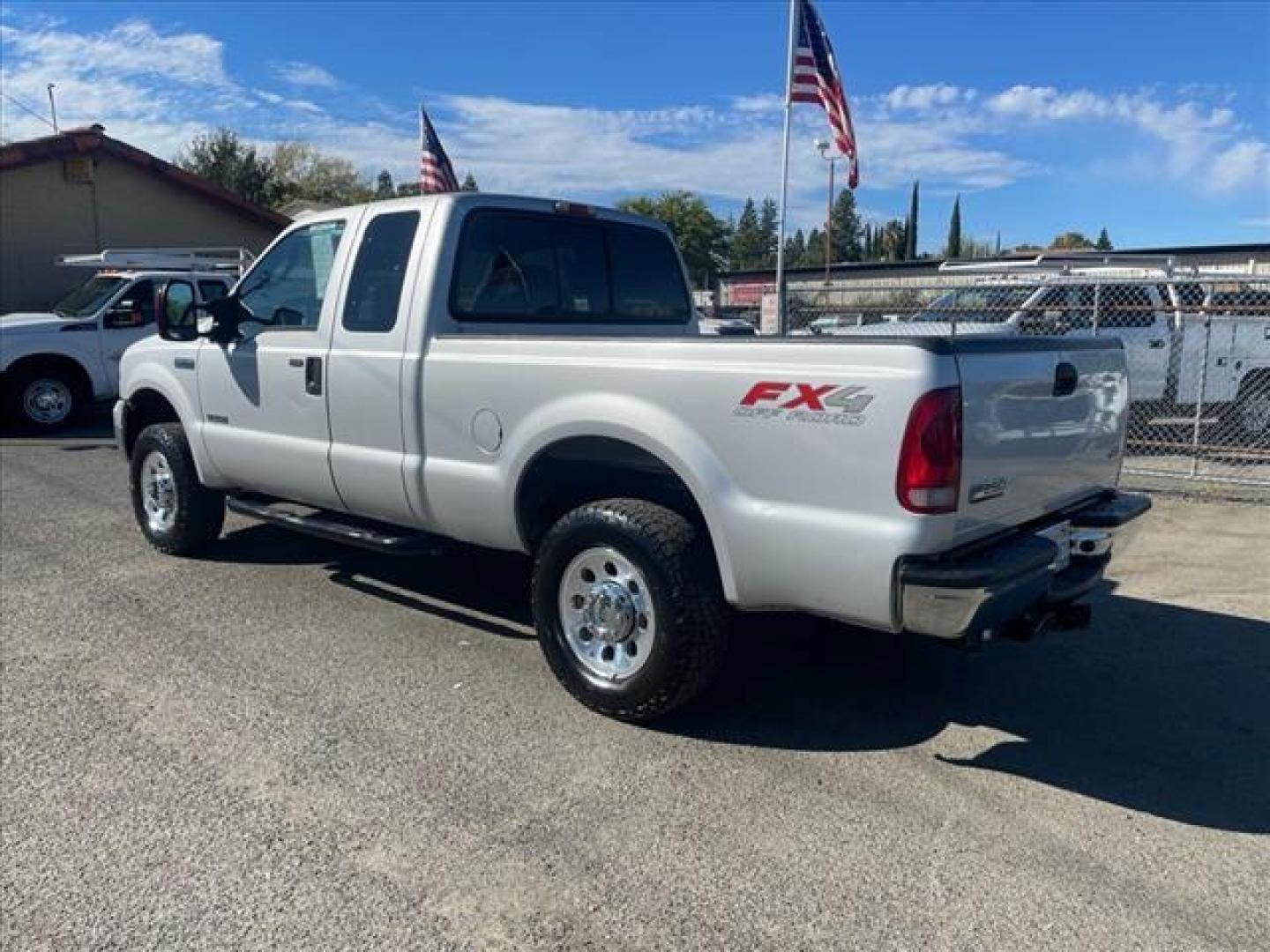 2006 Silver Clearcoat Metallic Ford F-250 Super Duty XLT (1FTSX21P96E) with an 6.0L Power Stroke 6.0L Diesel Turbo V8 325hp 560ft. lbs. Direct Injection engine, 5-Speed Automatic transmission, located at 800 Riverside Ave, Roseville, CA, 95678, (916) 773-4549, 38.732265, -121.291039 - DIESEL SUPER CAB 4X4 FX4 XLT CLEAN CARFAX - Photo#2