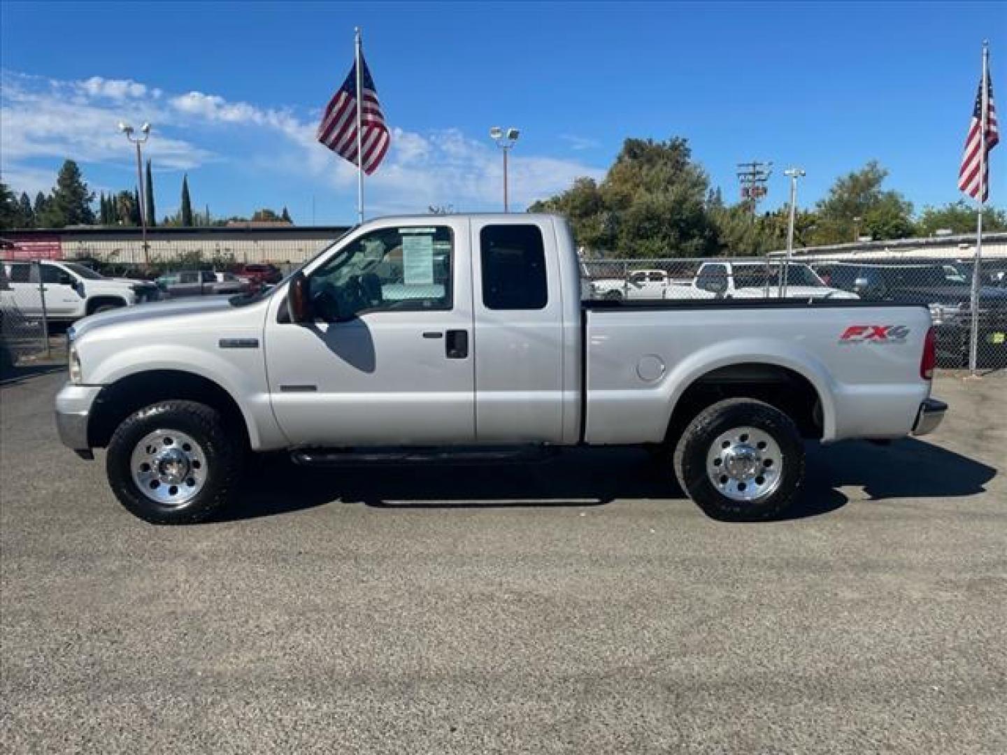 2006 Silver Clearcoat Metallic Ford F-250 Super Duty XLT (1FTSX21P96E) with an 6.0L Power Stroke 6.0L Diesel Turbo V8 325hp 560ft. lbs. Direct Injection engine, 5-Speed Automatic transmission, located at 800 Riverside Ave, Roseville, CA, 95678, (916) 773-4549, 38.732265, -121.291039 - DIESEL SUPER CAB 4X4 FX4 XLT CLEAN CARFAX - Photo#4