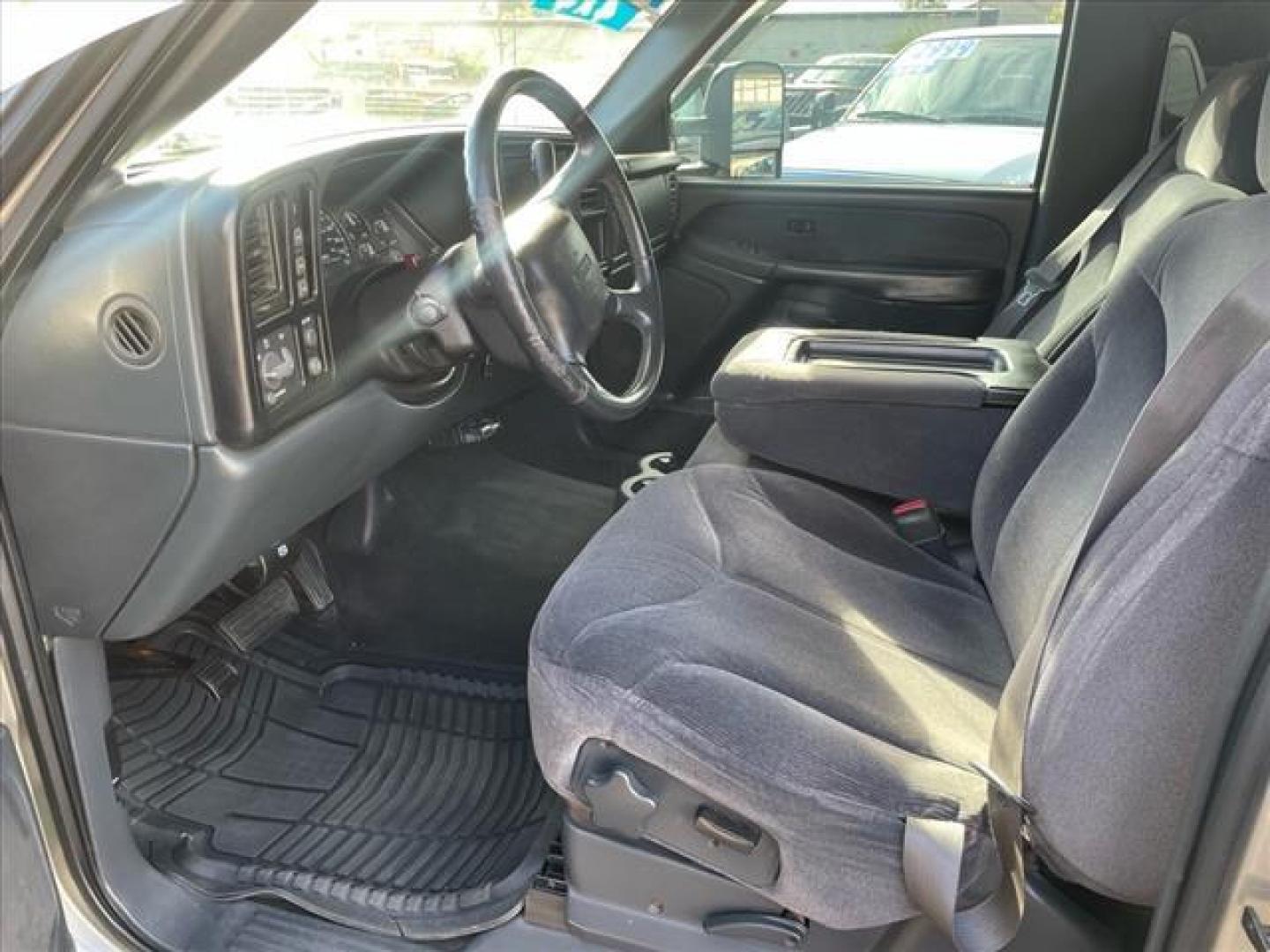 2001 Pewter Metallic GMC Sierra 2500HD SLE (1GTHK23G91F) with an Vortec 8.1L V8 330hp 450ft. lbs. Other engine, 5-Speed Automatic transmission, located at 800 Riverside Ave, Roseville, CA, 95678, (916) 773-4549, 38.732265, -121.291039 - Photo#10