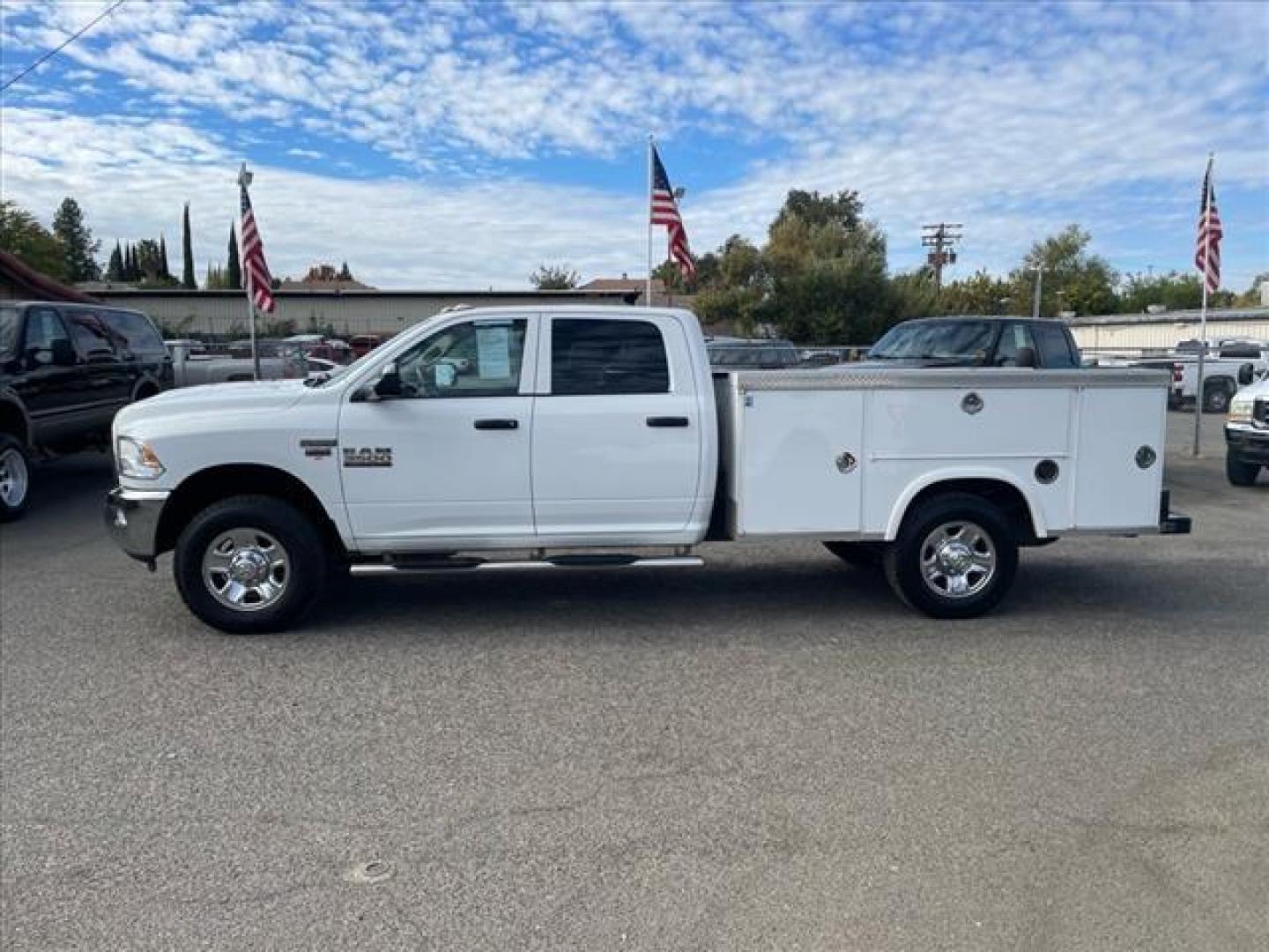 2017 Bright White Clear Coat RAM 3500 Tradesman (3C7WR8CJ1HG) with an 6.4L HEMI 6.4L V8 410hp 429ft. lbs. Sequential Multiport Fuel Injection engine, 6-Speed Shiftable Automatic transmission, located at 800 Riverside Ave, Roseville, CA, 95678, (916) 773-4549, 38.732265, -121.291039 - CREW CAB TRADESMAN 6.4 HEMI UTILITY BED SERVICE RECORDS ON CLEAN CARFAX - Photo#4