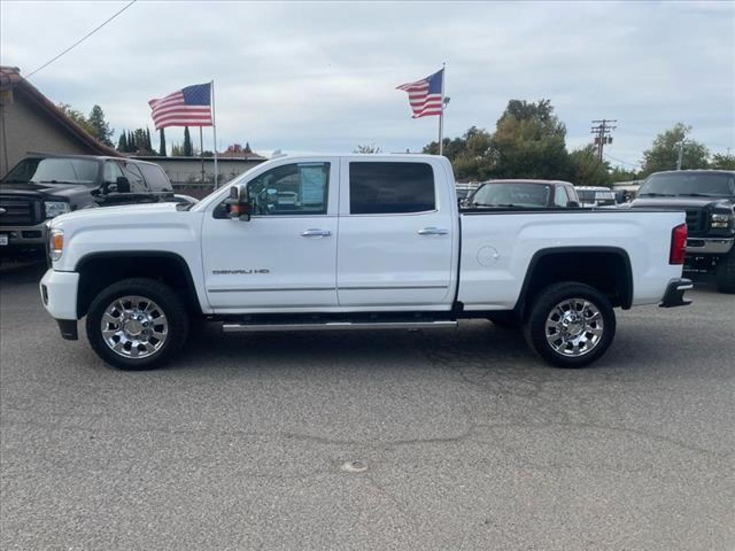 2016 Summit White GMC Sierra 2500HD Denali (1GT12UE86GF) with an 6.6L Duramax 6.6L Diesel Turbo V8 397hp 765ft. lbs. Common Rail Direct Injection engine, Allison 1000 6-Speed Shiftable Automatic transmission, located at 800 Riverside Ave, Roseville, CA, 95678, (916) 773-4549, 38.732265, -121.291039 - Photo#5