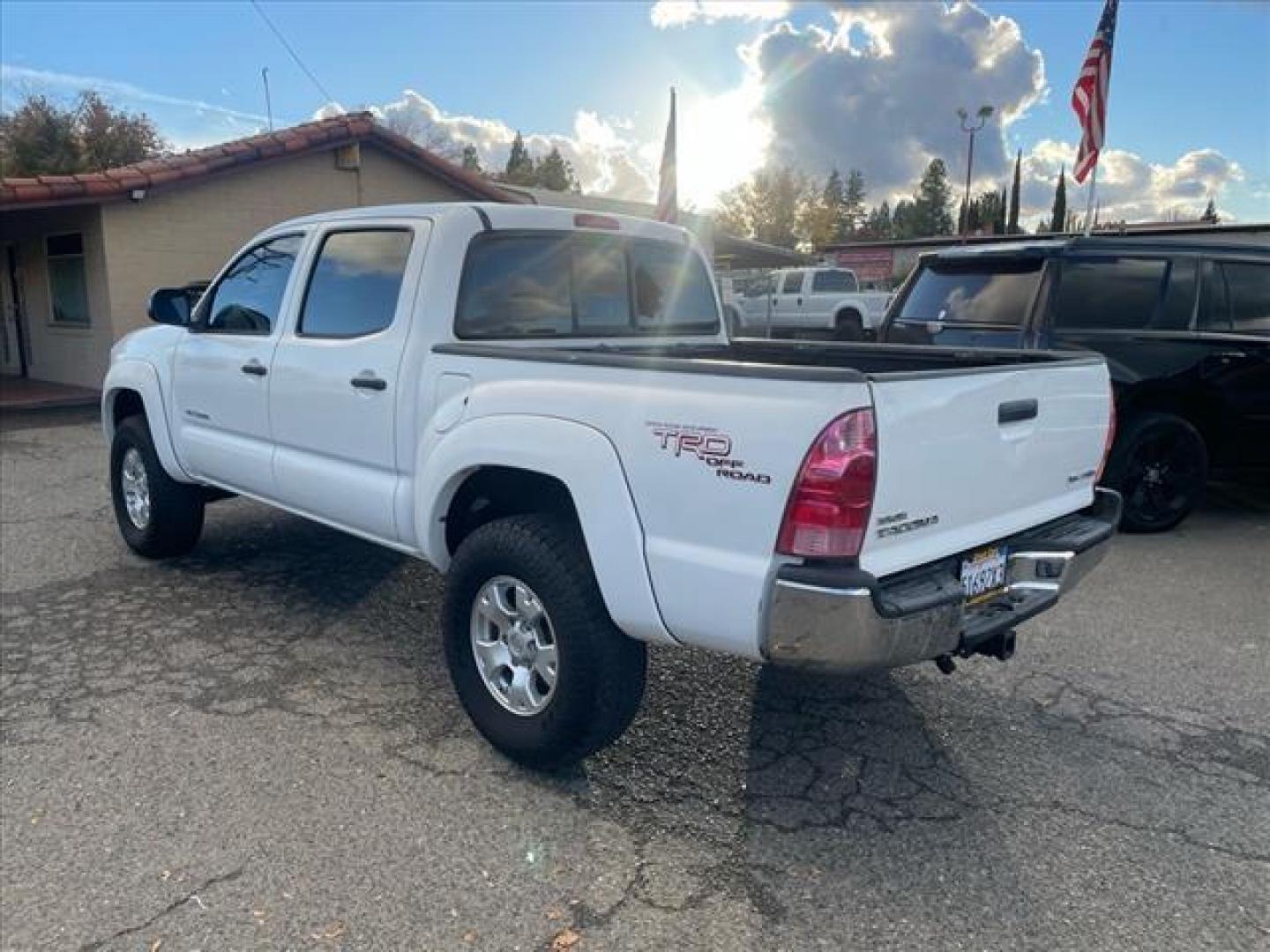 2006 Super White Toyota Tacoma V6 (5TELU42N96Z) with an 4.0L 4.0L NA V6 double overhead cam (DOHC) 24V Other engine, 5-Speed Automatic transmission, located at 800 Riverside Ave, Roseville, CA, 95678, (916) 773-4549, 38.732265, -121.291039 - Photo#2