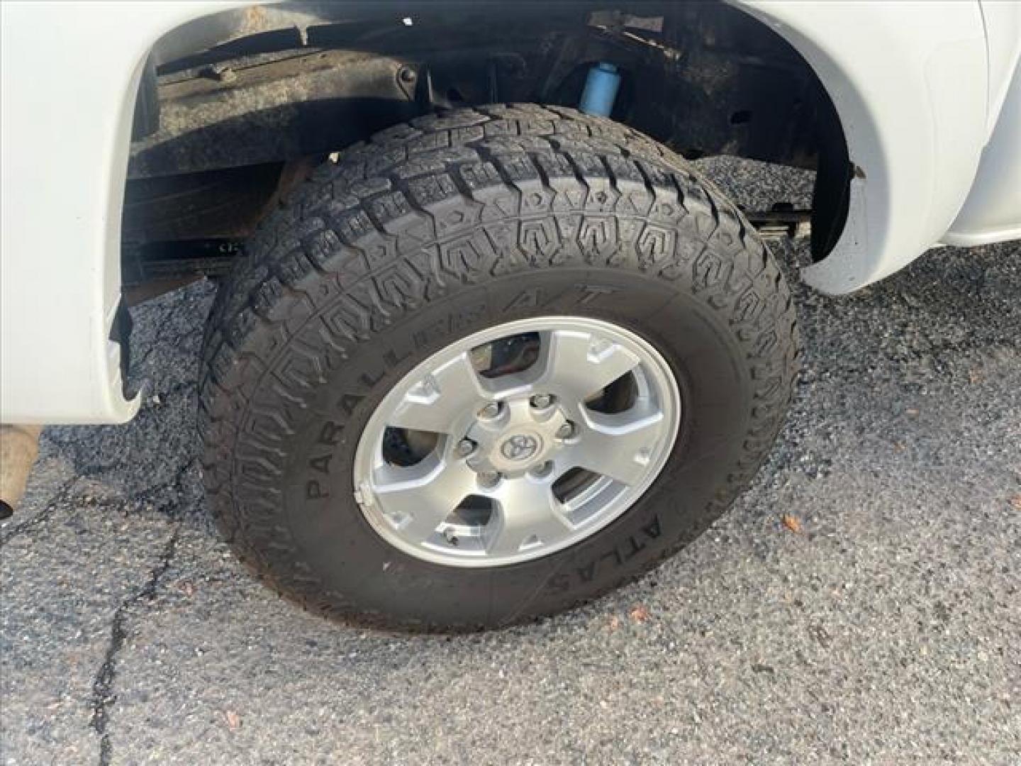 2006 Super White Toyota Tacoma V6 (5TELU42N96Z) with an 4.0L 4.0L NA V6 double overhead cam (DOHC) 24V Other engine, 5-Speed Automatic transmission, located at 800 Riverside Ave, Roseville, CA, 95678, (916) 773-4549, 38.732265, -121.291039 - Photo#6