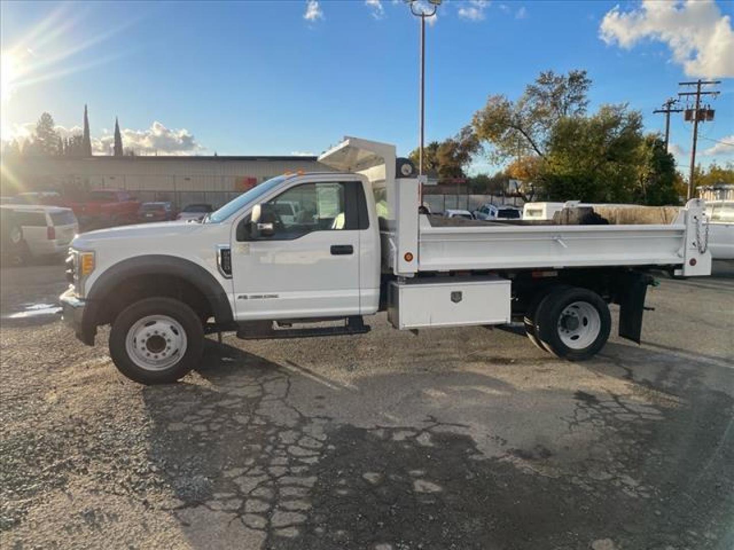 2017 White Ford F-550 XL (1FDUF5GT3HE) with an 6.7L 8 Cylinder Other engine, 6-Speed Automatic transmission, located at 800 Riverside Ave, Roseville, CA, 95678, (916) 773-4549, 38.732265, -121.291039 - DIESEL DUMP BED ONE OWNER CLEAN CARFAX - Photo#4