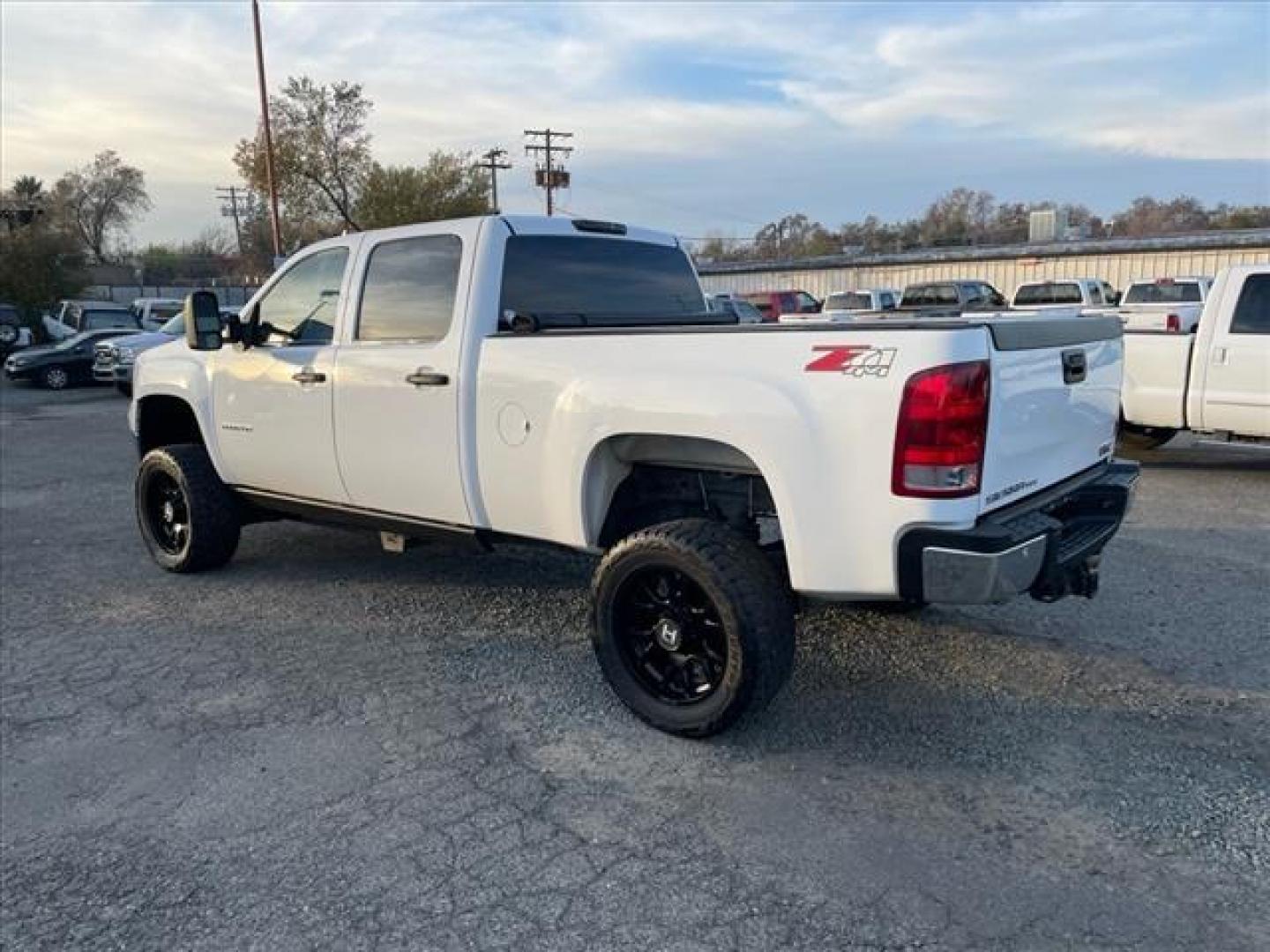 2014 Summit White GMC Sierra 2500HD SLE (1GT120C83EF) with an 6.6L Duramax 6.6L Diesel Turbo V8 397hp 765ft. lbs. Common Rail Direct Injection engine, Allison 1000 6-Speed Shiftable Automatic transmission, located at 800 Riverside Ave, Roseville, CA, 95678, (916) 773-4549, 38.732265, -121.291039 - DURAMAX DIESEL CREW CAB 4X4 SLE LIFTED ALLISON TRANSMISSION SERVICE RECORDS ON CLEAN CARFAX - Photo#2