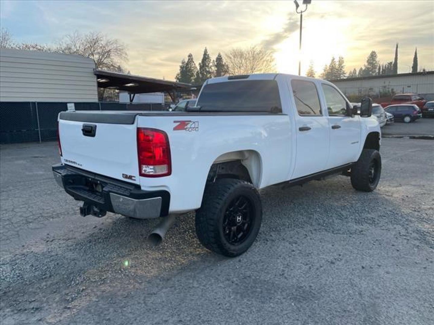 2014 Summit White GMC Sierra 2500HD SLE (1GT120C83EF) with an 6.6L Duramax 6.6L Diesel Turbo V8 397hp 765ft. lbs. Common Rail Direct Injection engine, Allison 1000 6-Speed Shiftable Automatic transmission, located at 800 Riverside Ave, Roseville, CA, 95678, (916) 773-4549, 38.732265, -121.291039 - DURAMAX DIESEL CREW CAB 4X4 SLE LIFTED ALLISON TRANSMISSION SERVICE RECORDS ON CLEAN CARFAX - Photo#3