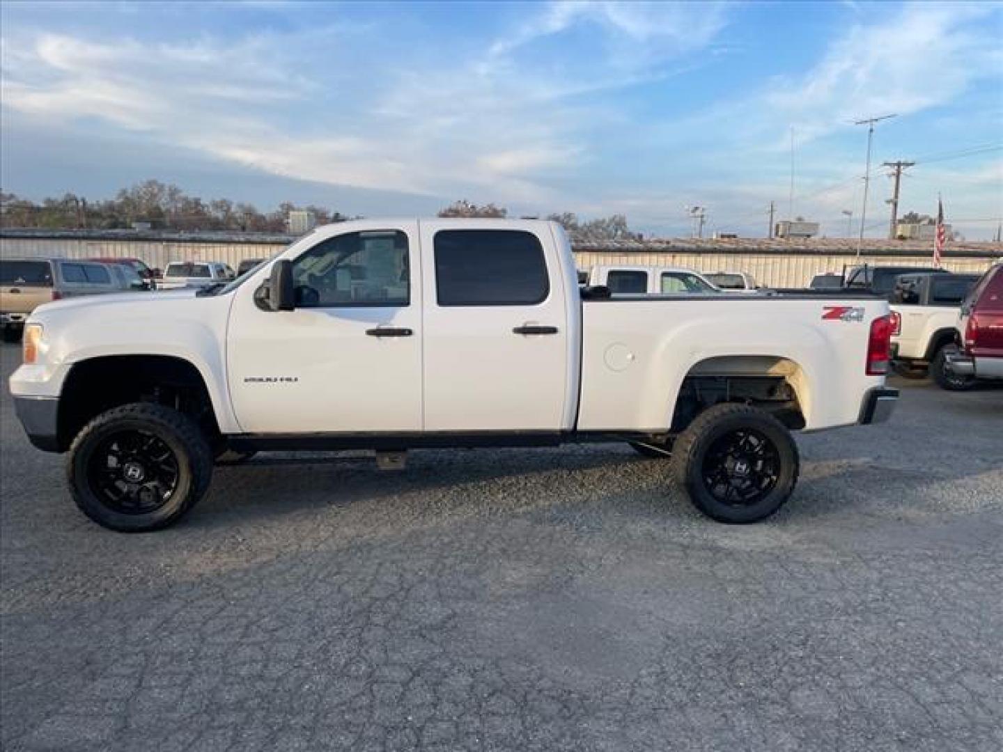 2014 Summit White GMC Sierra 2500HD SLE (1GT120C83EF) with an 6.6L Duramax 6.6L Diesel Turbo V8 397hp 765ft. lbs. Common Rail Direct Injection engine, Allison 1000 6-Speed Shiftable Automatic transmission, located at 800 Riverside Ave, Roseville, CA, 95678, (916) 773-4549, 38.732265, -121.291039 - DURAMAX DIESEL CREW CAB 4X4 SLE LIFTED ALLISON TRANSMISSION SERVICE RECORDS ON CLEAN CARFAX - Photo#4