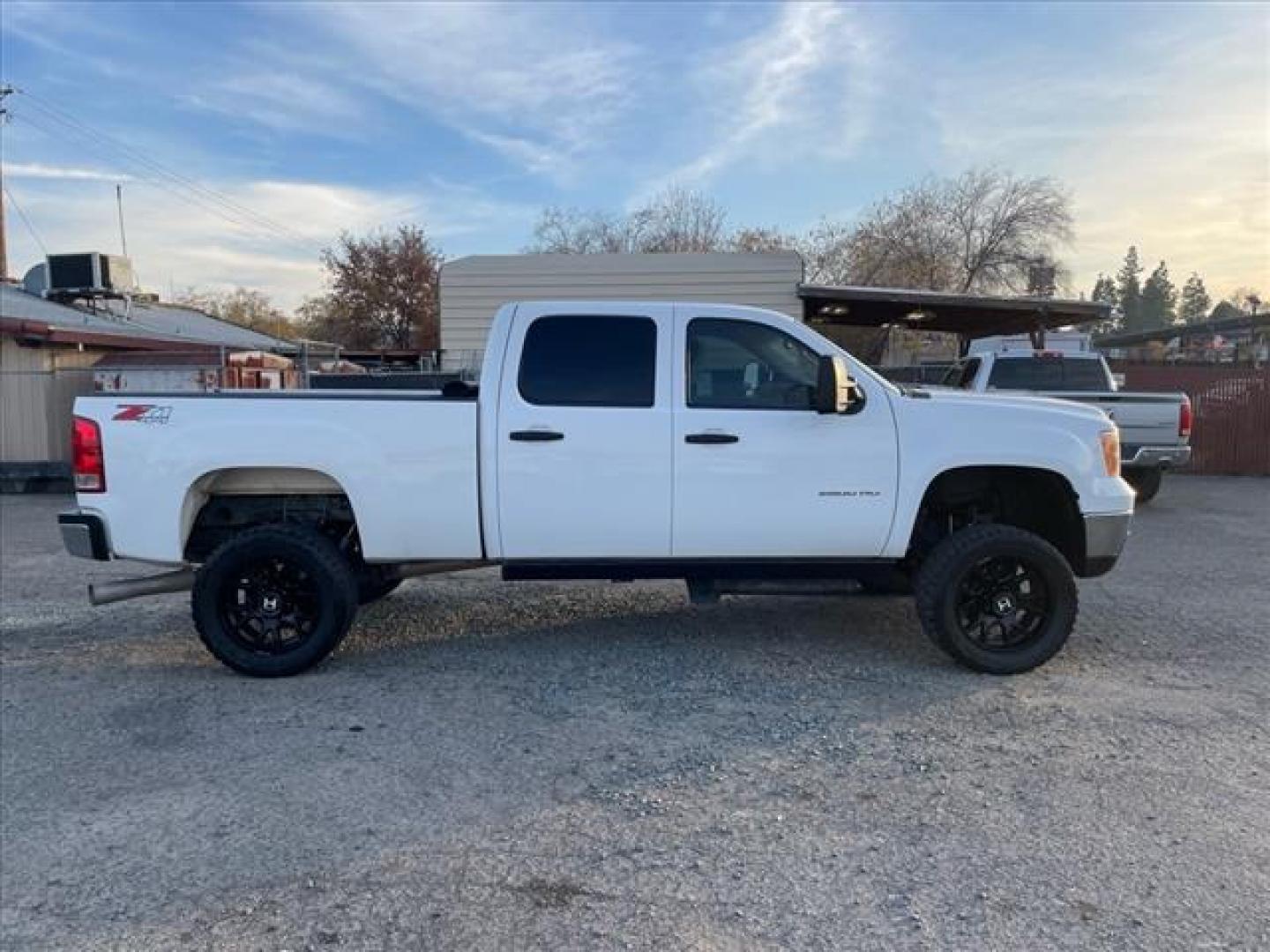 2014 Summit White GMC Sierra 2500HD SLE (1GT120C83EF) with an 6.6L Duramax 6.6L Diesel Turbo V8 397hp 765ft. lbs. Common Rail Direct Injection engine, Allison 1000 6-Speed Shiftable Automatic transmission, located at 800 Riverside Ave, Roseville, CA, 95678, (916) 773-4549, 38.732265, -121.291039 - DURAMAX DIESEL CREW CAB 4X4 SLE LIFTED ALLISON TRANSMISSION SERVICE RECORDS ON CLEAN CARFAX - Photo#5