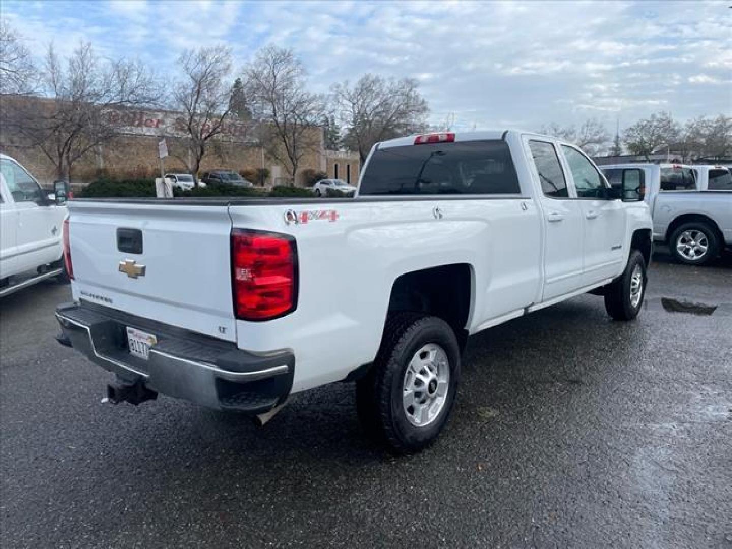 2017 Summit White Chevrolet Silverado 2500HD LT (1GC2KVEG2HZ) with an 6.0L Vortec 6.0L Flex Fuel V8 360hp 380ft. lbs. Sequential Electronic Fuel Injection engine, 6-Speed Shiftable Automatic transmission, located at 800 Riverside Ave, Roseville, CA, 95678, (916) 773-4549, 38.732265, -121.291039 - Photo#3