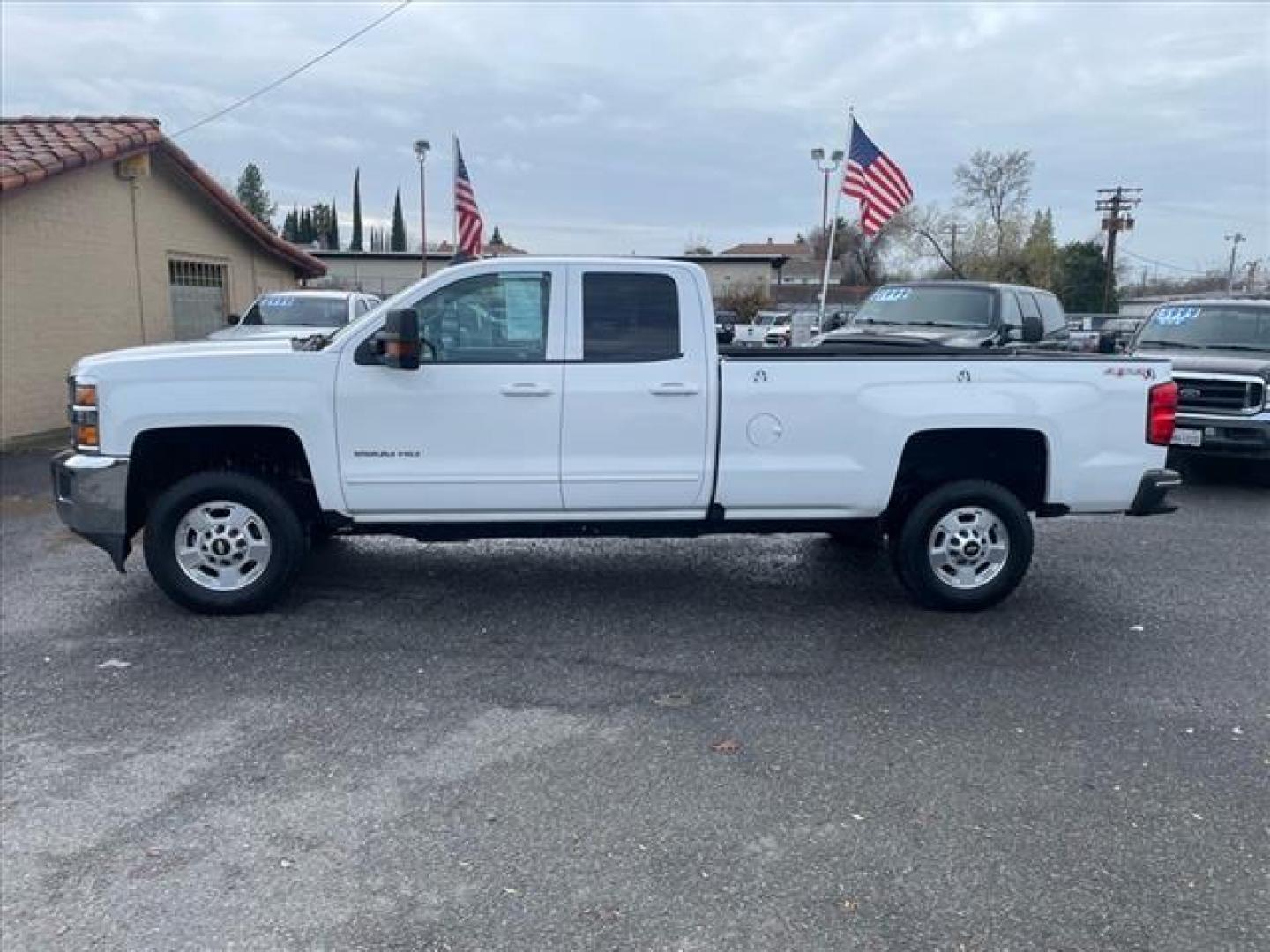 2017 Summit White Chevrolet Silverado 2500HD LT (1GC2KVEG2HZ) with an 6.0L Vortec 6.0L Flex Fuel V8 360hp 380ft. lbs. Sequential Electronic Fuel Injection engine, 6-Speed Shiftable Automatic transmission, located at 800 Riverside Ave, Roseville, CA, 95678, (916) 773-4549, 38.732265, -121.291039 - Photo#4