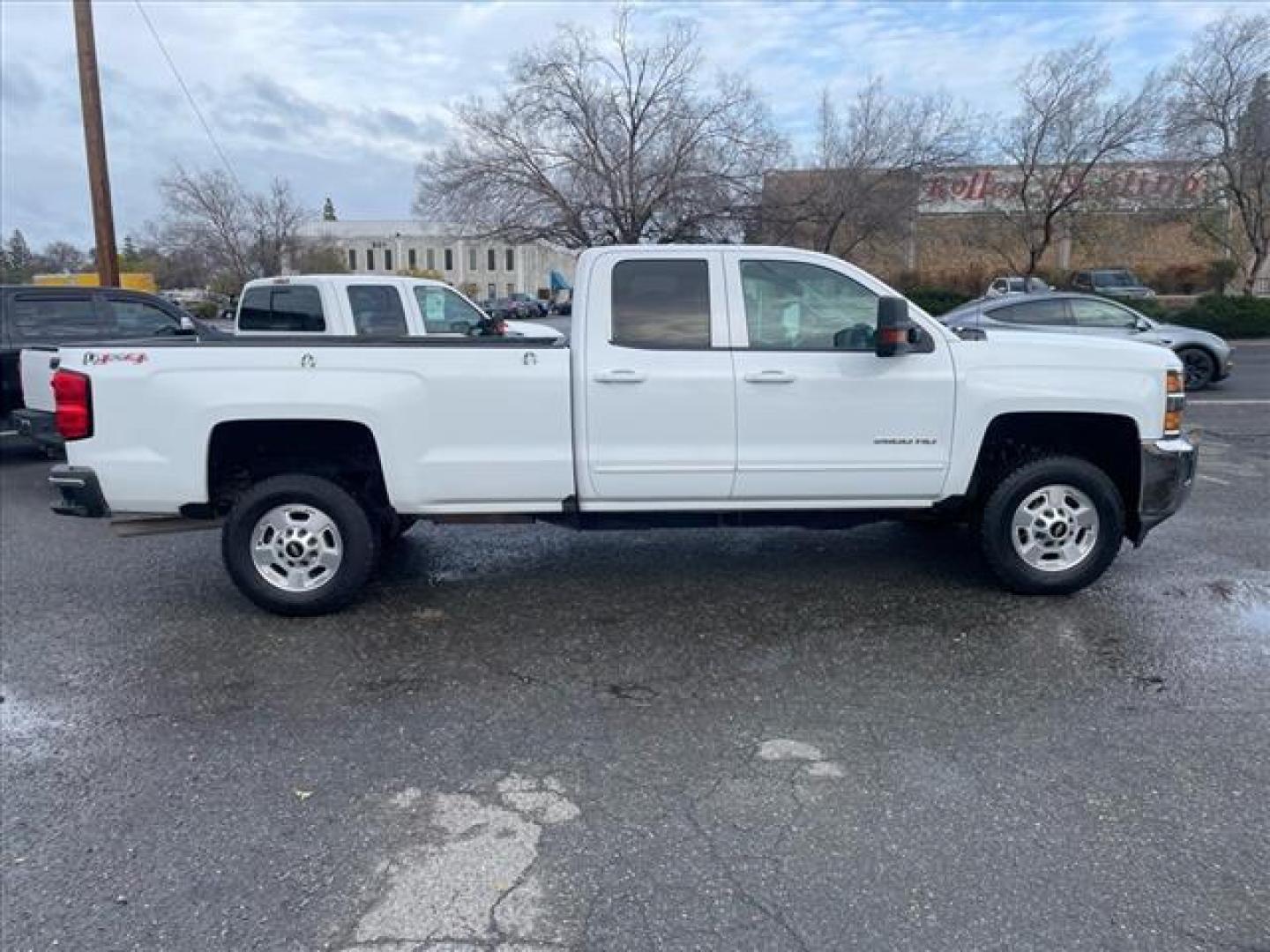 2017 Summit White Chevrolet Silverado 2500HD LT (1GC2KVEG2HZ) with an 6.0L Vortec 6.0L Flex Fuel V8 360hp 380ft. lbs. Sequential Electronic Fuel Injection engine, 6-Speed Shiftable Automatic transmission, located at 800 Riverside Ave, Roseville, CA, 95678, (916) 773-4549, 38.732265, -121.291039 - Photo#5