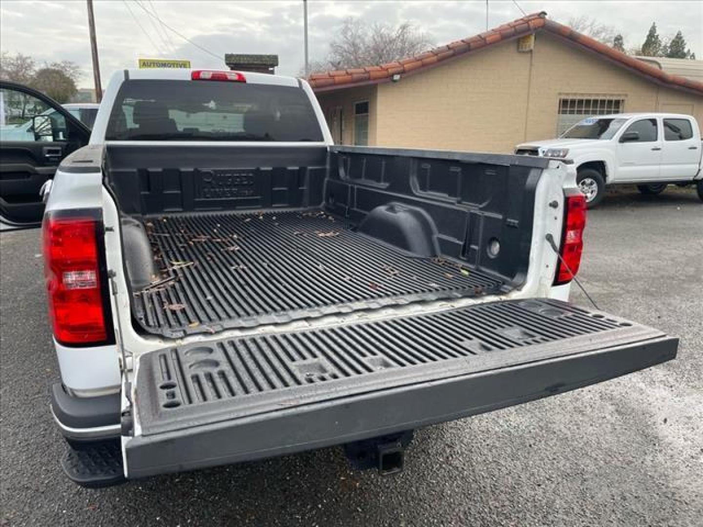 2017 Summit White Chevrolet Silverado 2500HD LT (1GC2KVEG2HZ) with an 6.0L Vortec 6.0L Flex Fuel V8 360hp 380ft. lbs. Sequential Electronic Fuel Injection engine, 6-Speed Shiftable Automatic transmission, located at 800 Riverside Ave, Roseville, CA, 95678, (916) 773-4549, 38.732265, -121.291039 - Photo#8