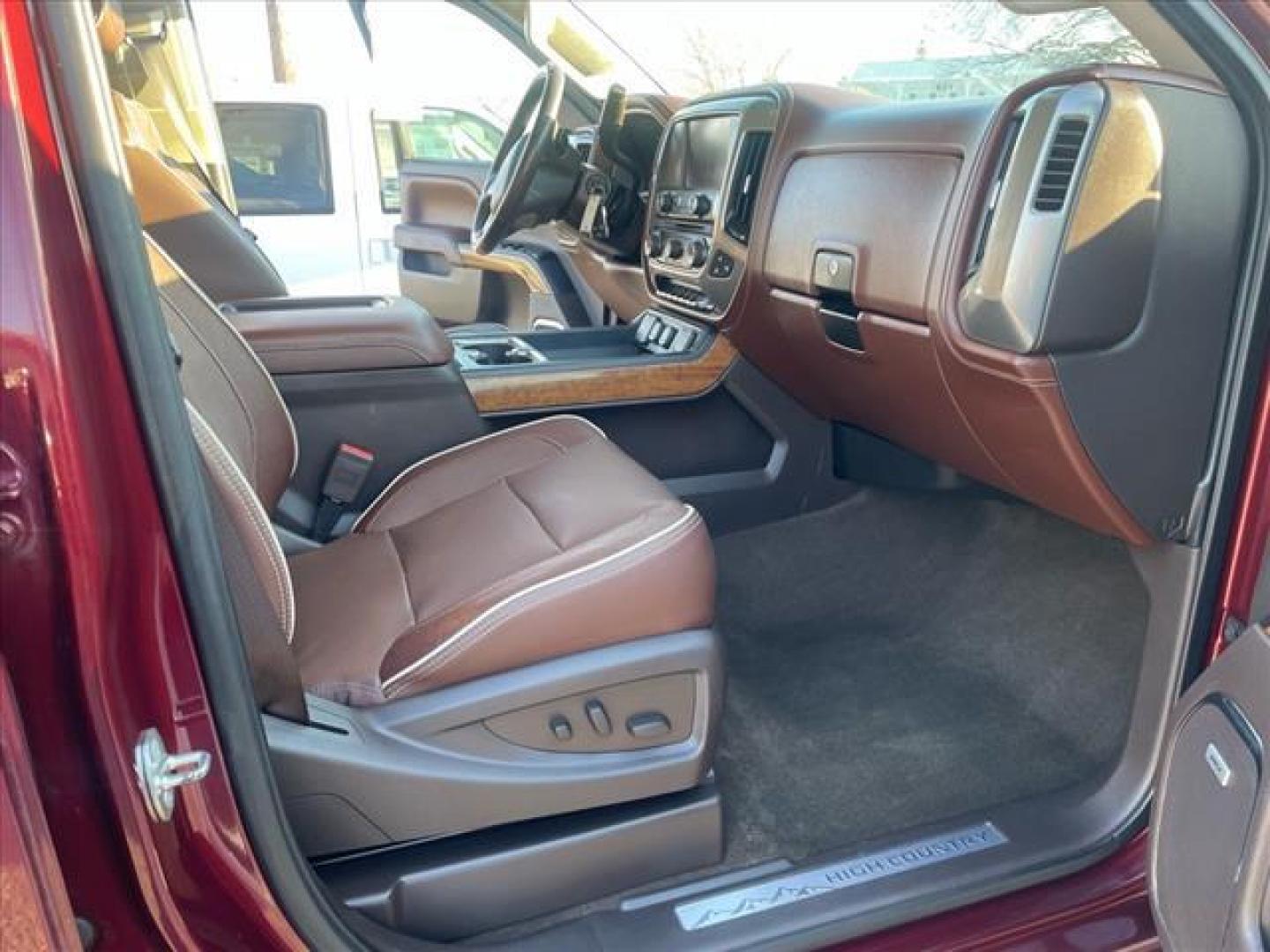 2016 Butte Red Metallic Chevrolet Silverado 2500HD High Country (1GC1KXE87GF) with an 6.6L Duramax 6.6L Diesel Turbo V8 397hp 765ft. lbs. Common Rail Direct Injection engine, Allison 1000 6-Speed Shiftable Automatic transmission, located at 800 Riverside Ave, Roseville, CA, 95678, (916) 773-4549, 38.732265, -121.291039 - Photo#15