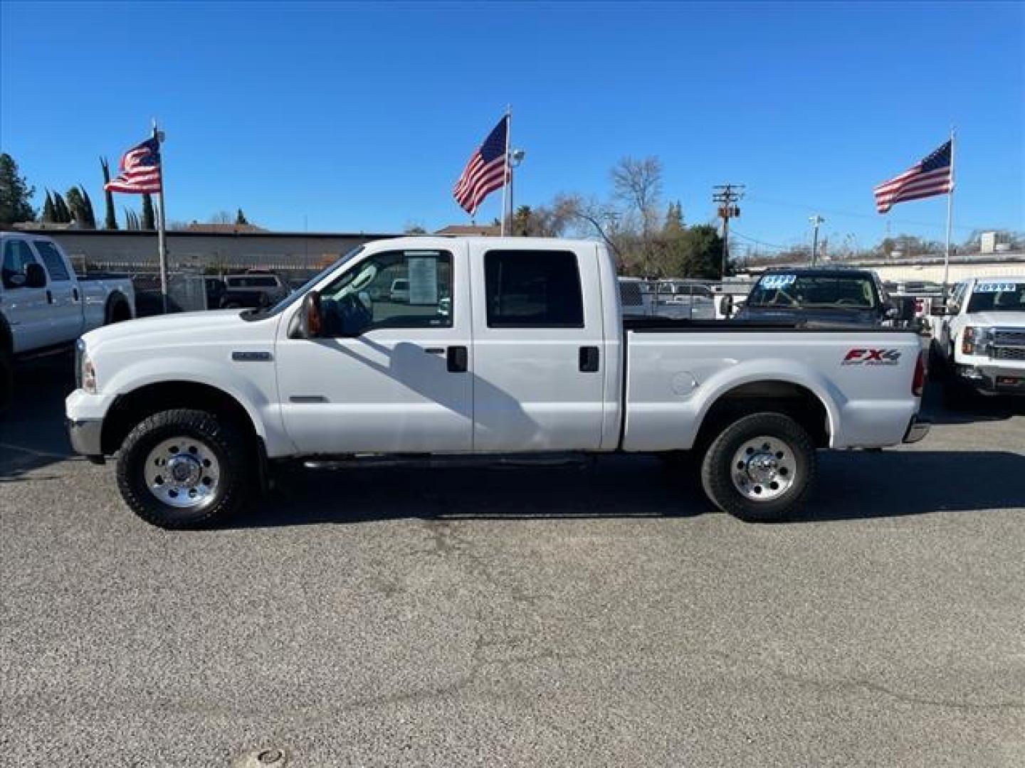 2006 Oxford White Clearcoat Ford F-250 Super Duty XLT (1FTSW21P96E) with an 6.0L Power Stroke 6.0L Diesel Turbo V8 325hp 560ft. lbs. Direct Injection engine, 5-Speed Automatic transmission, located at 800 Riverside Ave, Roseville, CA, 95678, (916) 773-4549, 38.732265, -121.291039 - DIESEL CREW CAB 4X4 FX4 XLT HEADSTUDS BULLET PROOF EGR COOLER CLEAN CARFAX - Photo#4