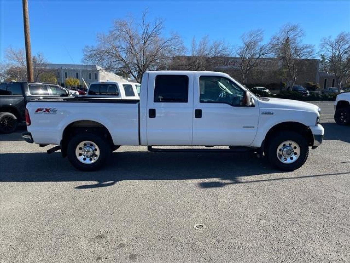 2006 Oxford White Clearcoat Ford F-250 Super Duty XLT (1FTSW21P96E) with an 6.0L Power Stroke 6.0L Diesel Turbo V8 325hp 560ft. lbs. Direct Injection engine, 5-Speed Automatic transmission, located at 800 Riverside Ave, Roseville, CA, 95678, (916) 773-4549, 38.732265, -121.291039 - DIESEL CREW CAB 4X4 FX4 XLT HEADSTUDS BULLET PROOF EGR COOLER CLEAN CARFAX - Photo#5