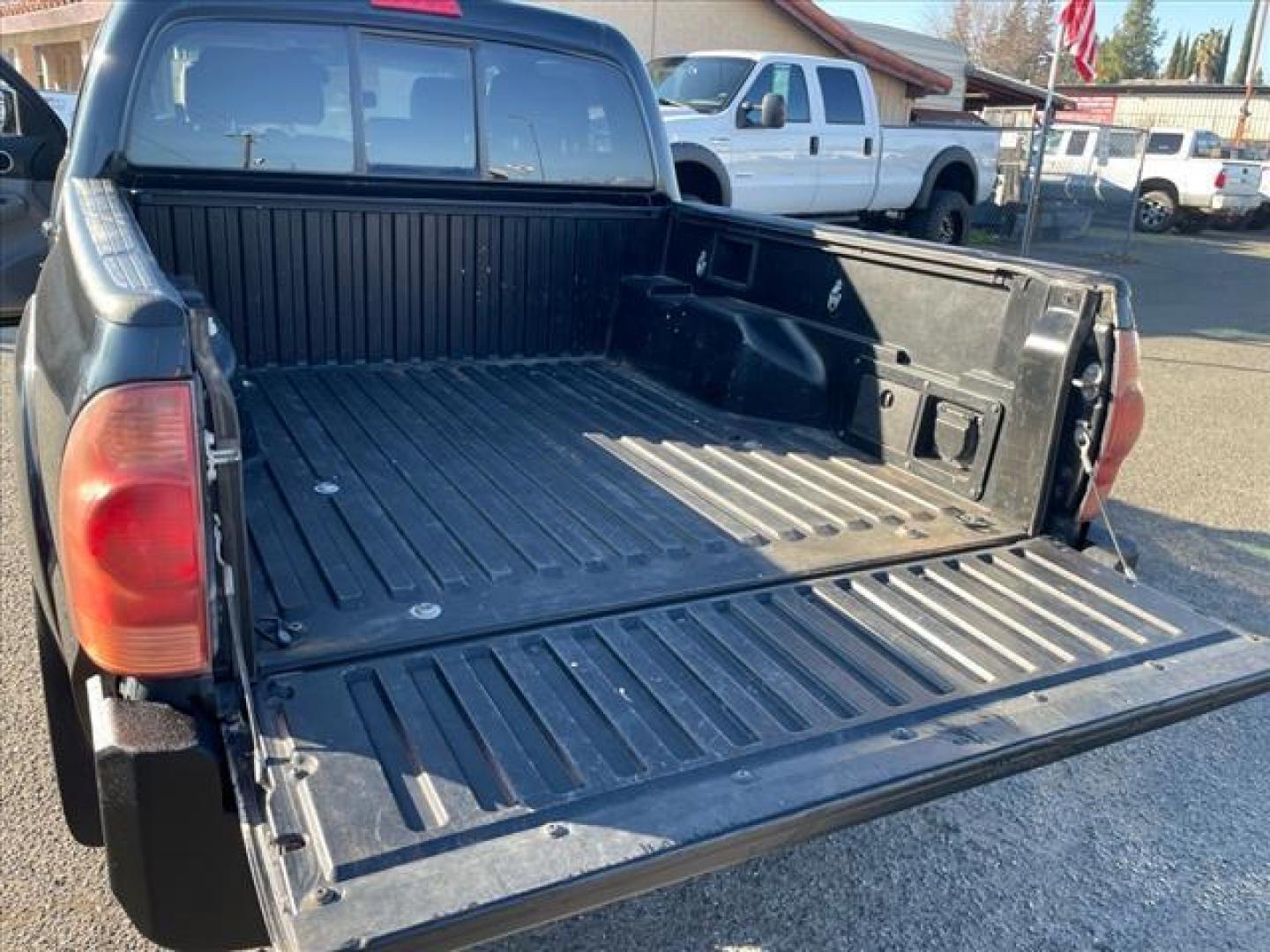 2008 Black Sand Pearl Toyota Tacoma V6 (5TELU42N88Z) with an 4.0L 4.0L V6 236hp 266ft. lbs. Sequential Electronic Fuel Injection engine, 6-Speed Manual transmission, located at 800 Riverside Ave, Roseville, CA, 95678, (916) 773-4549, 38.732265, -121.291039 - 4X4 DOUBLE CAB - Photo#9