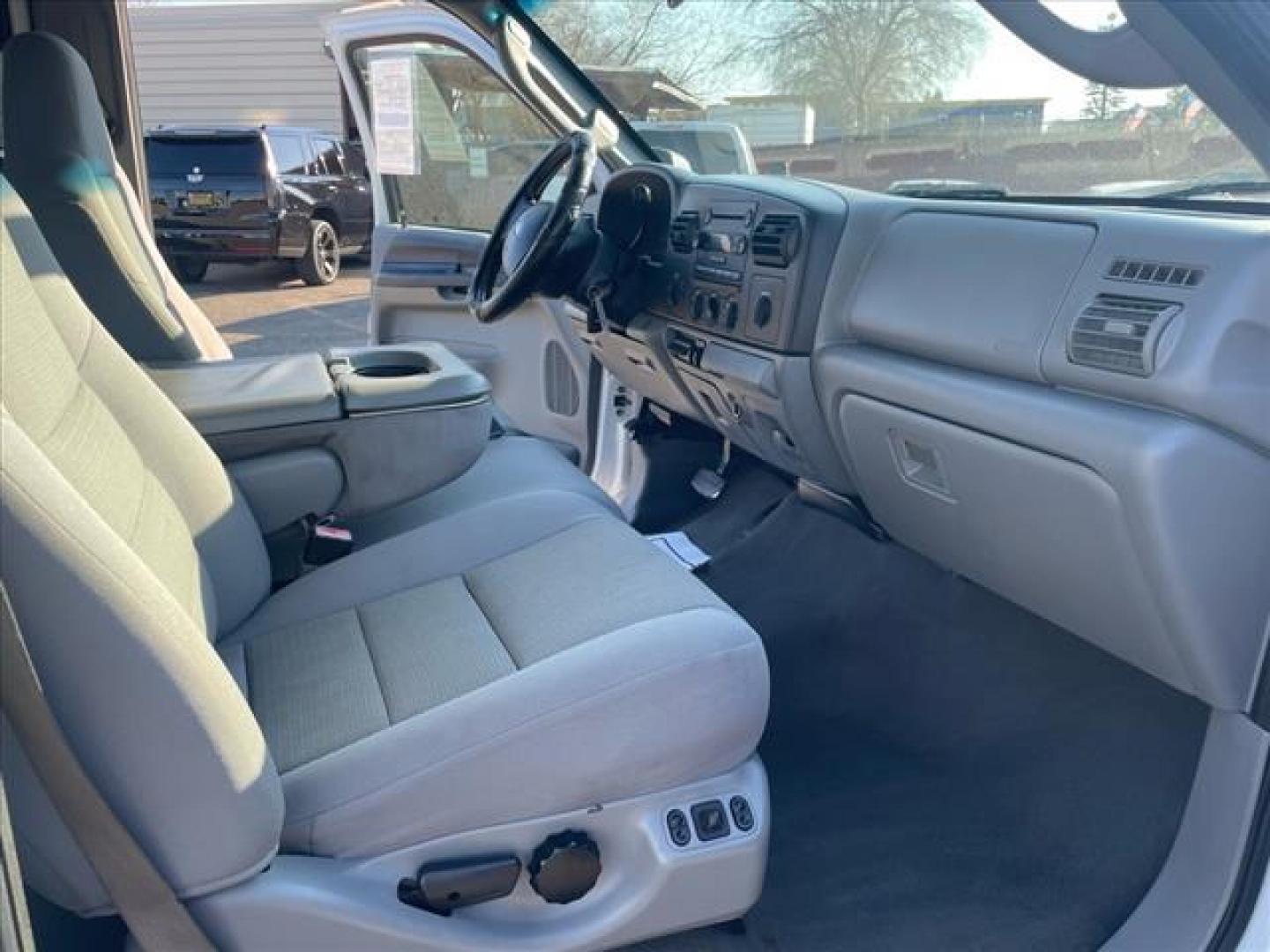 2006 Oxford White Clearcoat Ford F-350 Super Duty XLT (1FTWW31P26E) with an 6.0L Power Stroke 6.0L Diesel Turbo V8 325hp 560ft. lbs. Direct Injection engine, 5-Speed Automatic transmission, located at 800 Riverside Ave, Roseville, CA, 95678, (916) 773-4549, 38.732265, -121.291039 - DIESEL CREW CAB 4X4 XLT - Photo#14