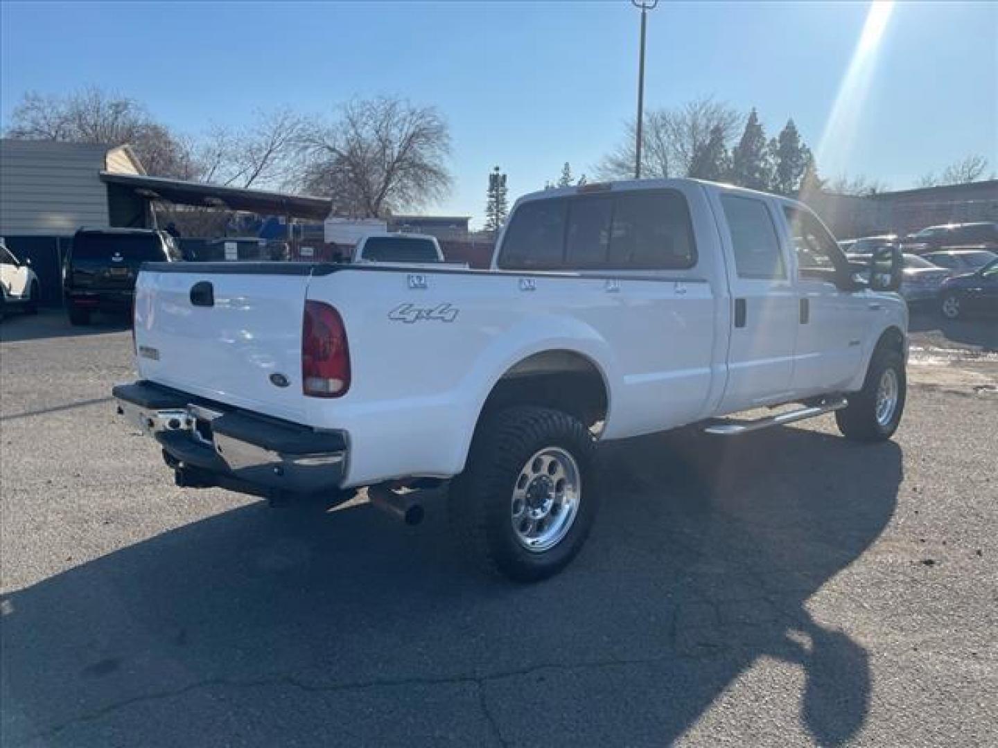 2006 Oxford White Clearcoat Ford F-350 Super Duty XLT (1FTWW31P26E) with an 6.0L Power Stroke 6.0L Diesel Turbo V8 325hp 560ft. lbs. Direct Injection engine, 5-Speed Automatic transmission, located at 800 Riverside Ave, Roseville, CA, 95678, (916) 773-4549, 38.732265, -121.291039 - DIESEL CREW CAB 4X4 XLT - Photo#3